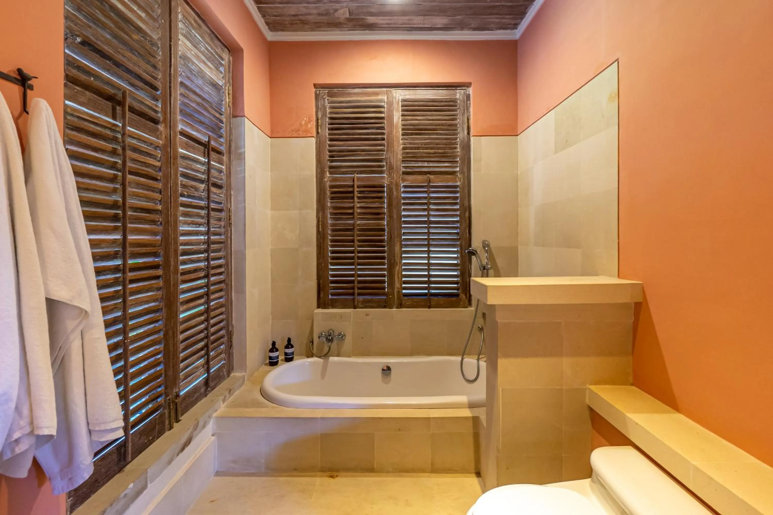 Bathroom in Villa Angsa by Nakula