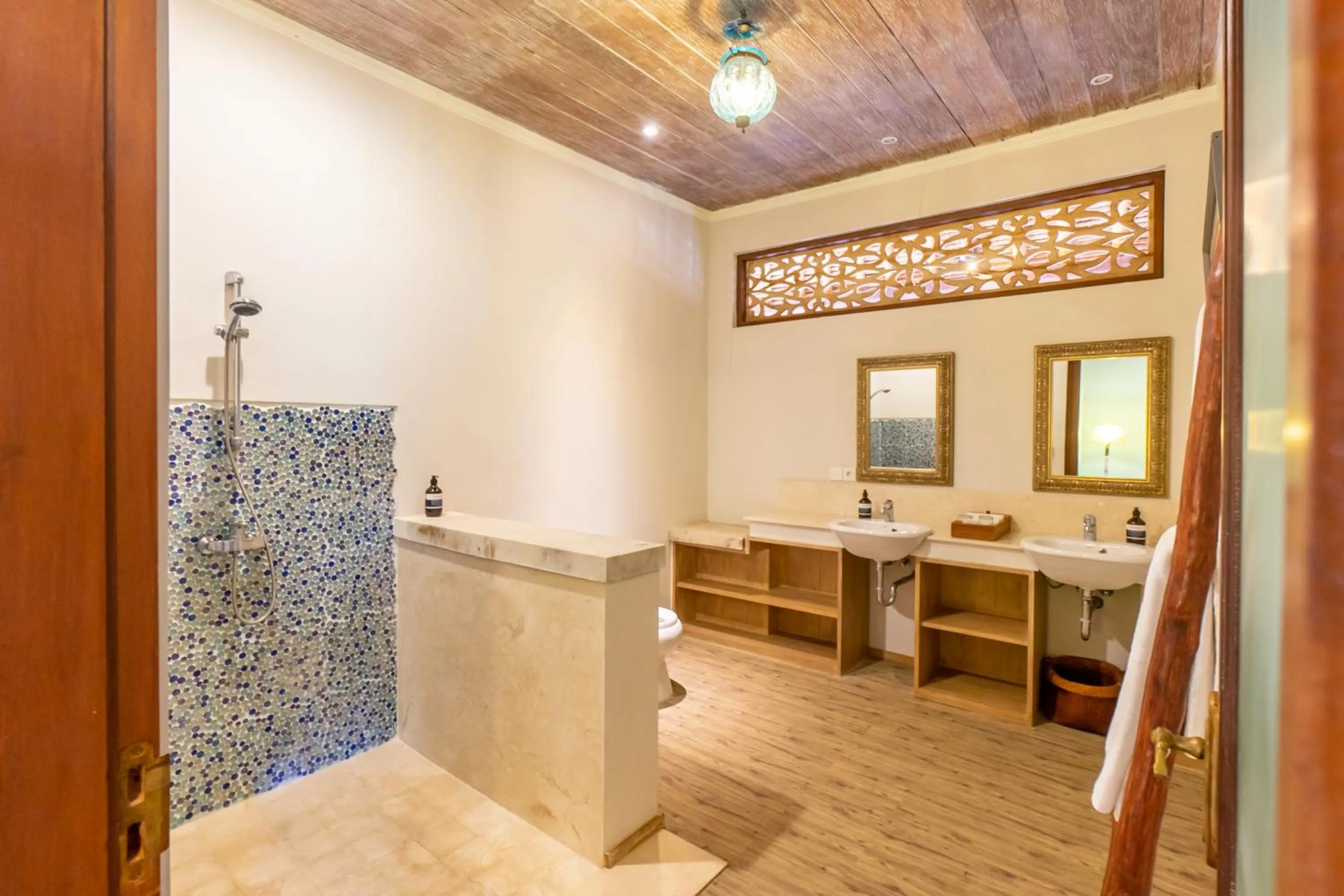 Bathroom in Villa Angsa by Nakula