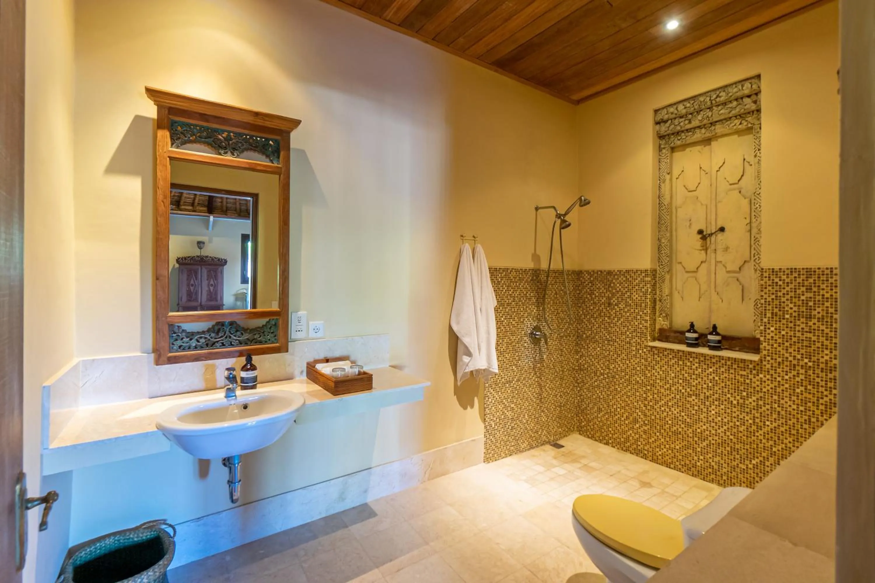 Bathroom in Villa Angsa by Nakula