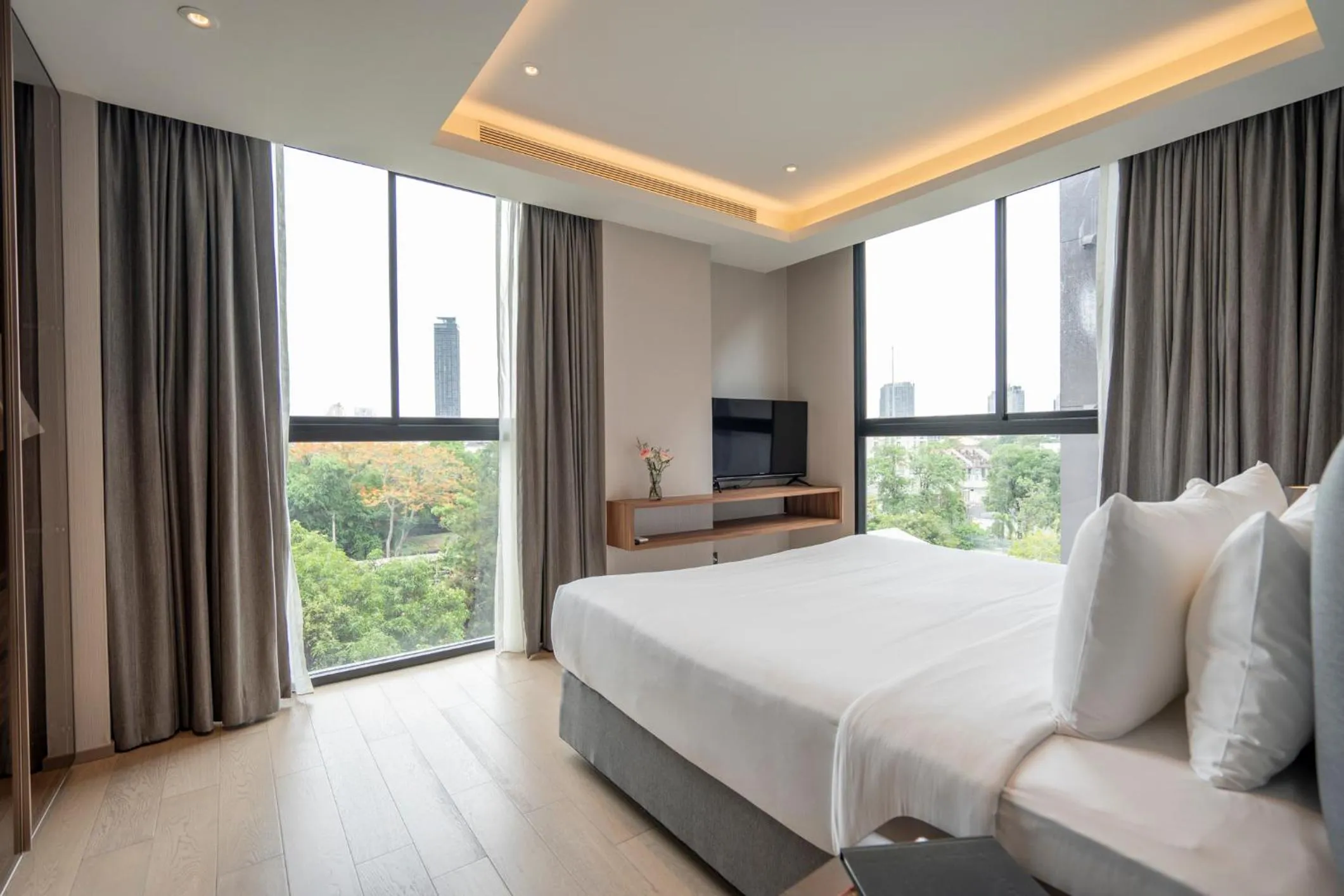 City view, Bed in Walton Suites Sukhumvit