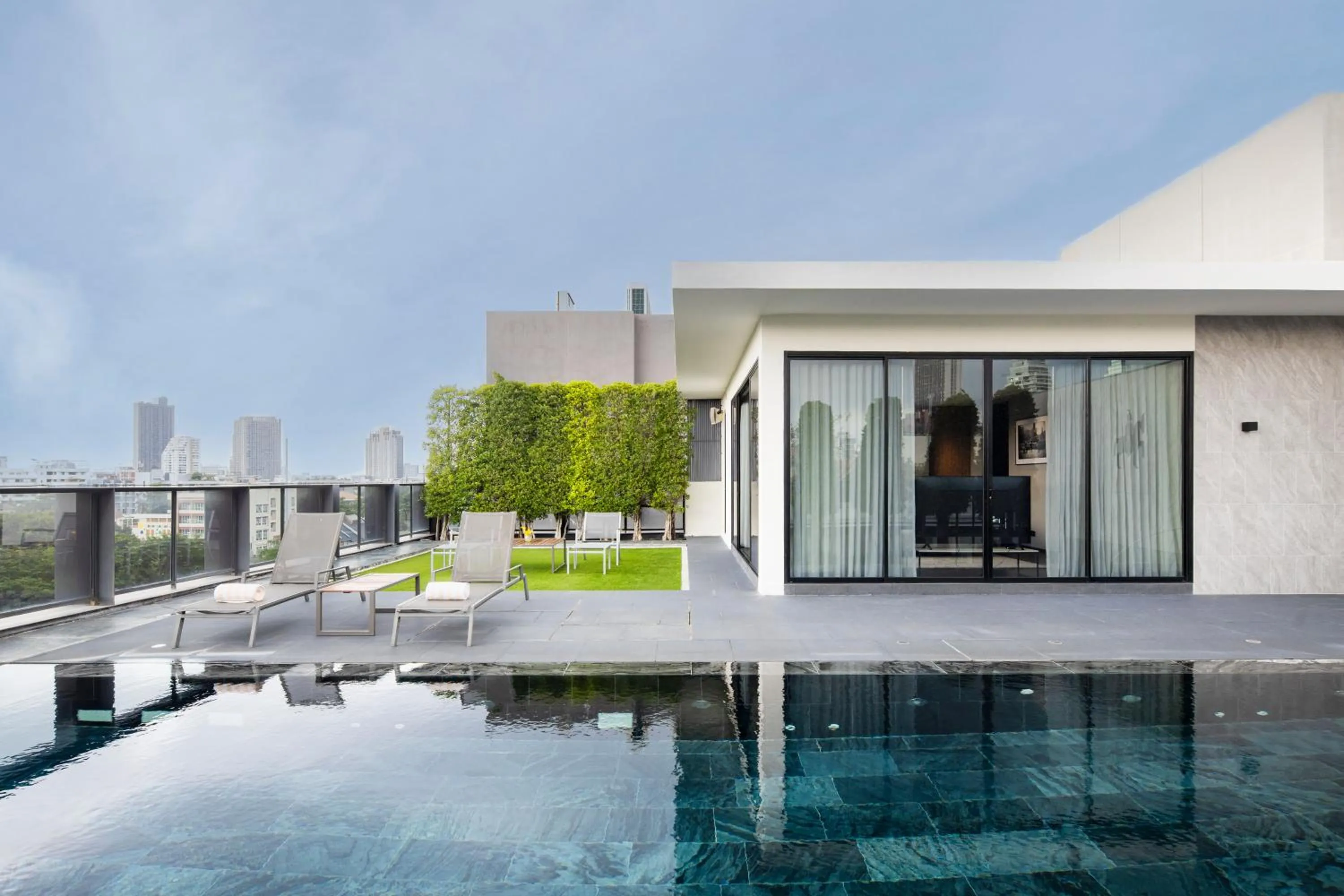 Pool view in Walton Suites Sukhumvit