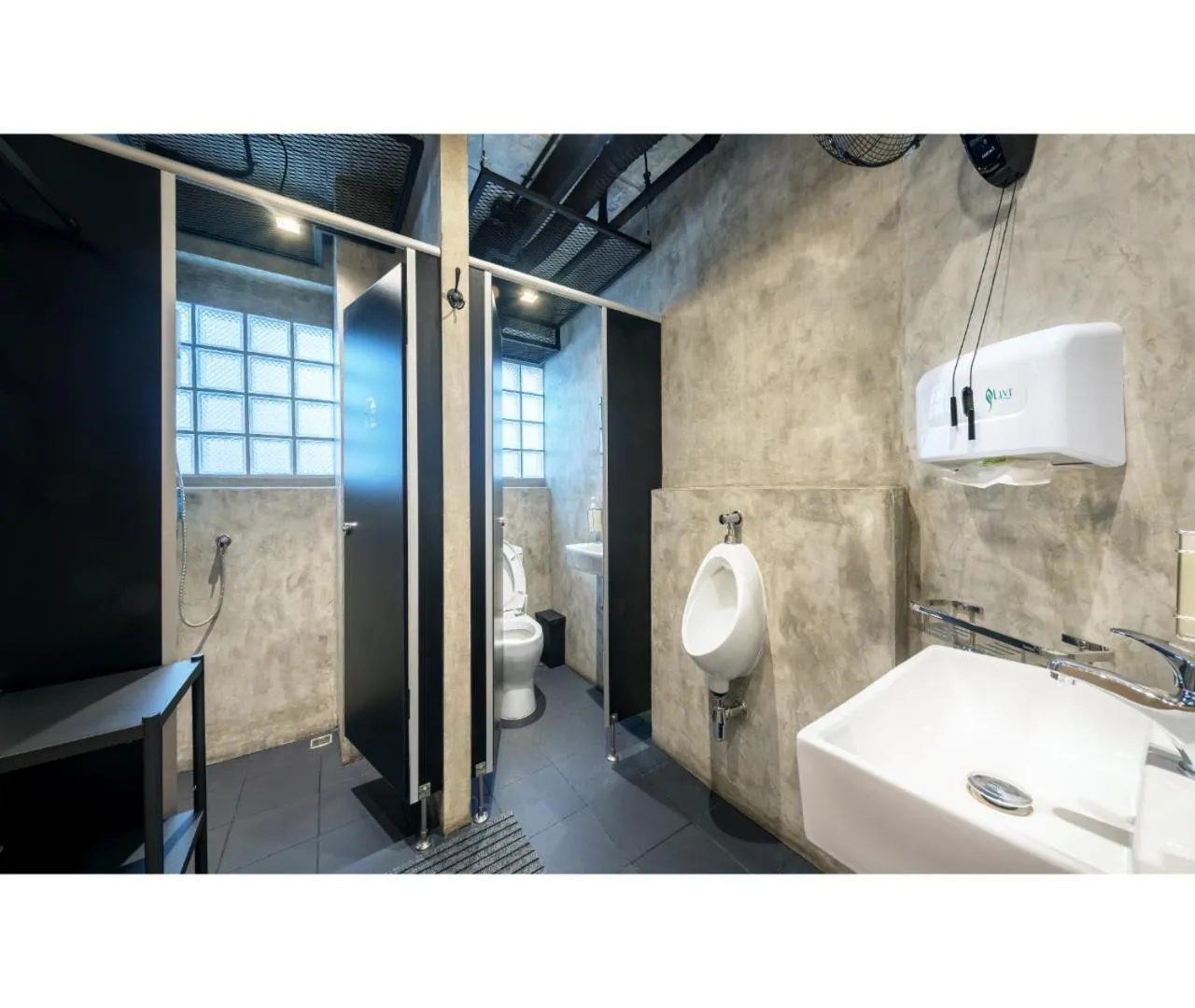 Toilet in Siam Subway Hostel and Café