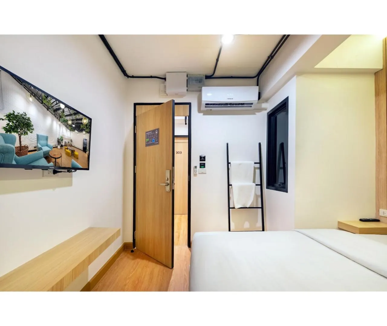 Photo of the whole room, Bed in Siam Subway Hostel and Café