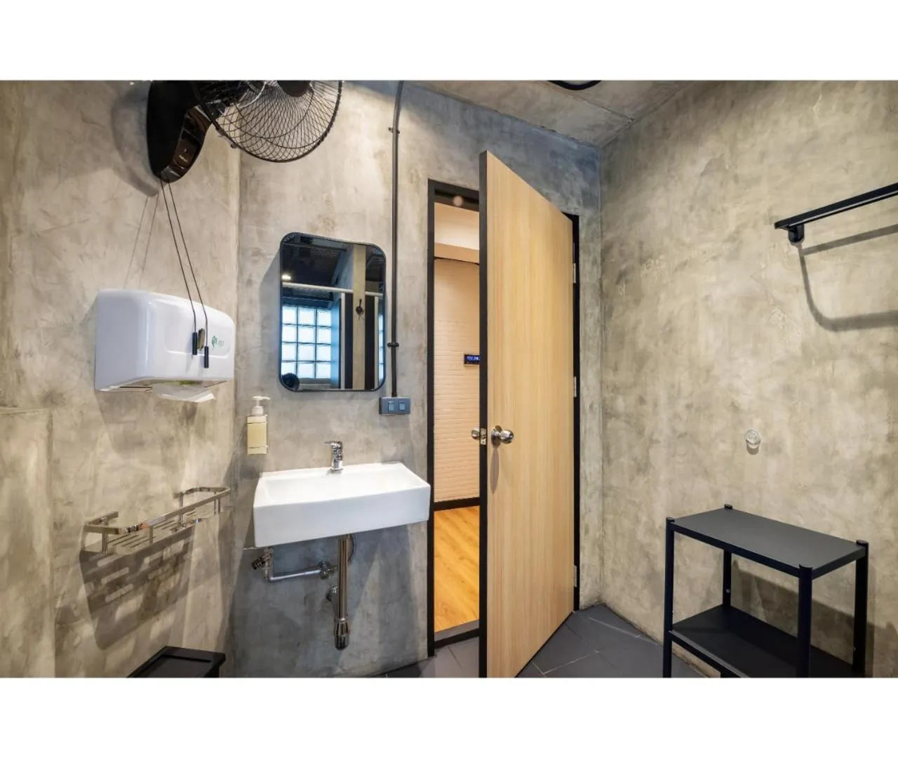 Toilet in Siam Subway Hostel and Café