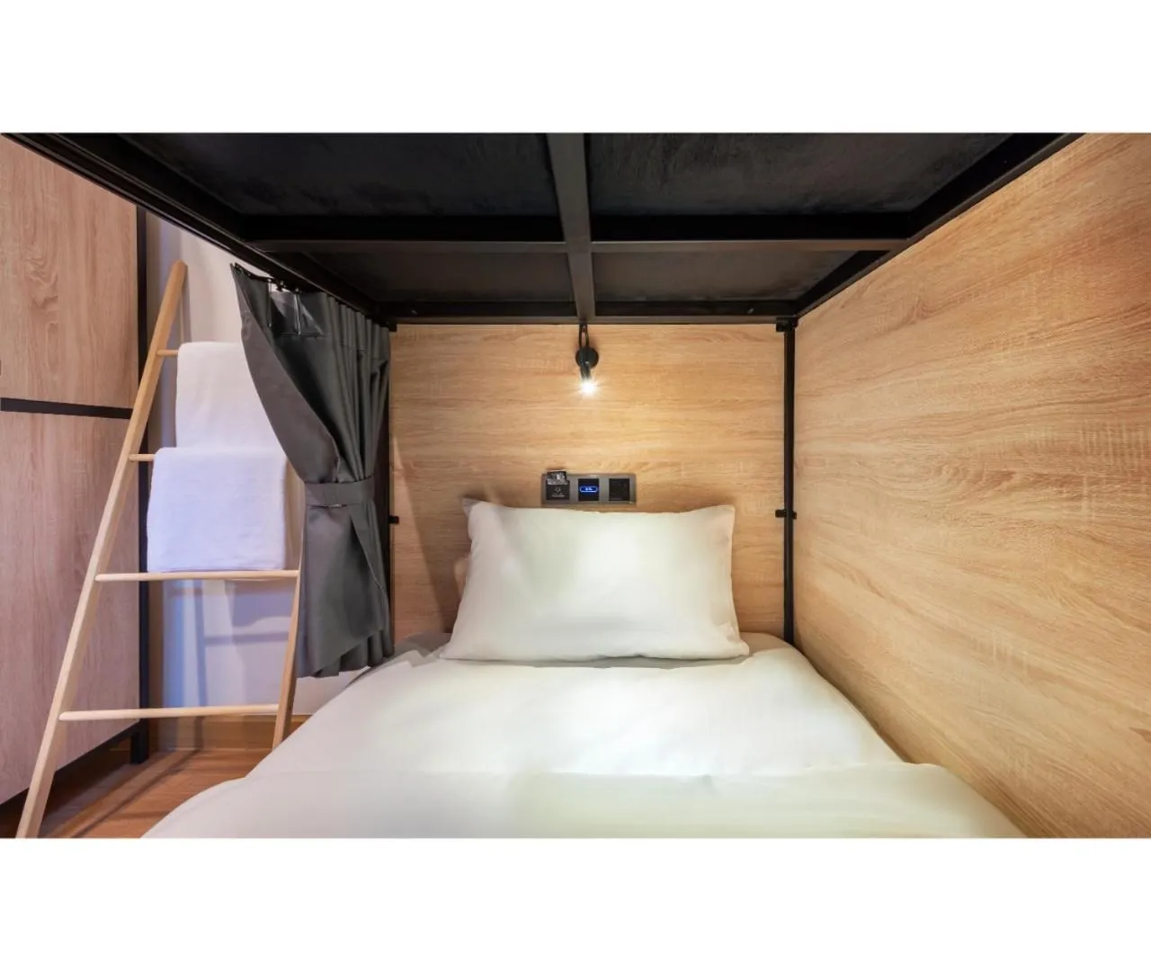 bunk bed, Bed in Siam Subway Hostel and Café