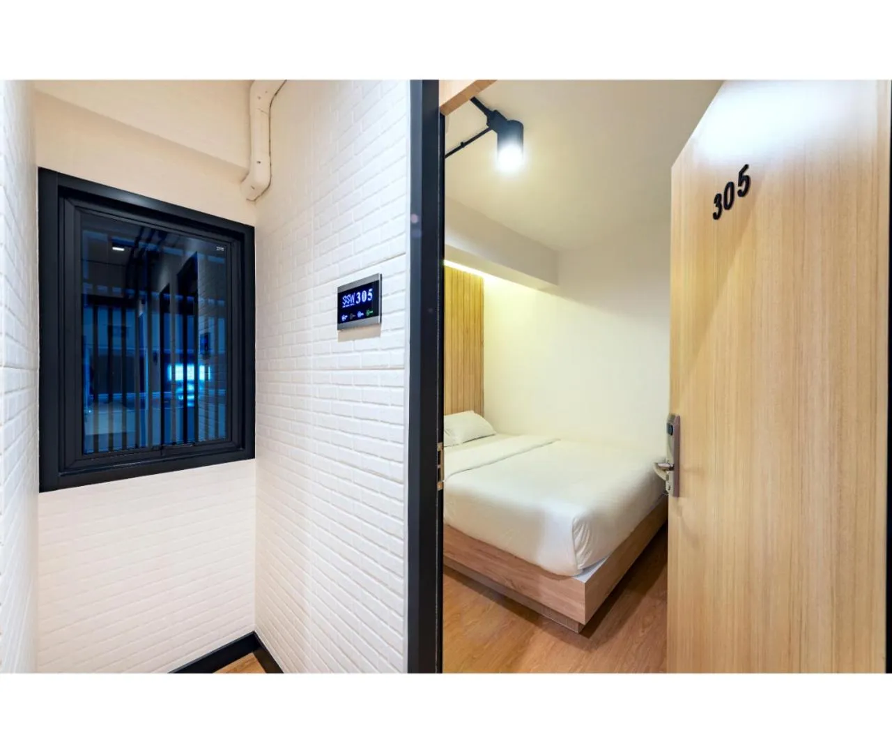 Facade/entrance, Bed in Siam Subway Hostel and Café