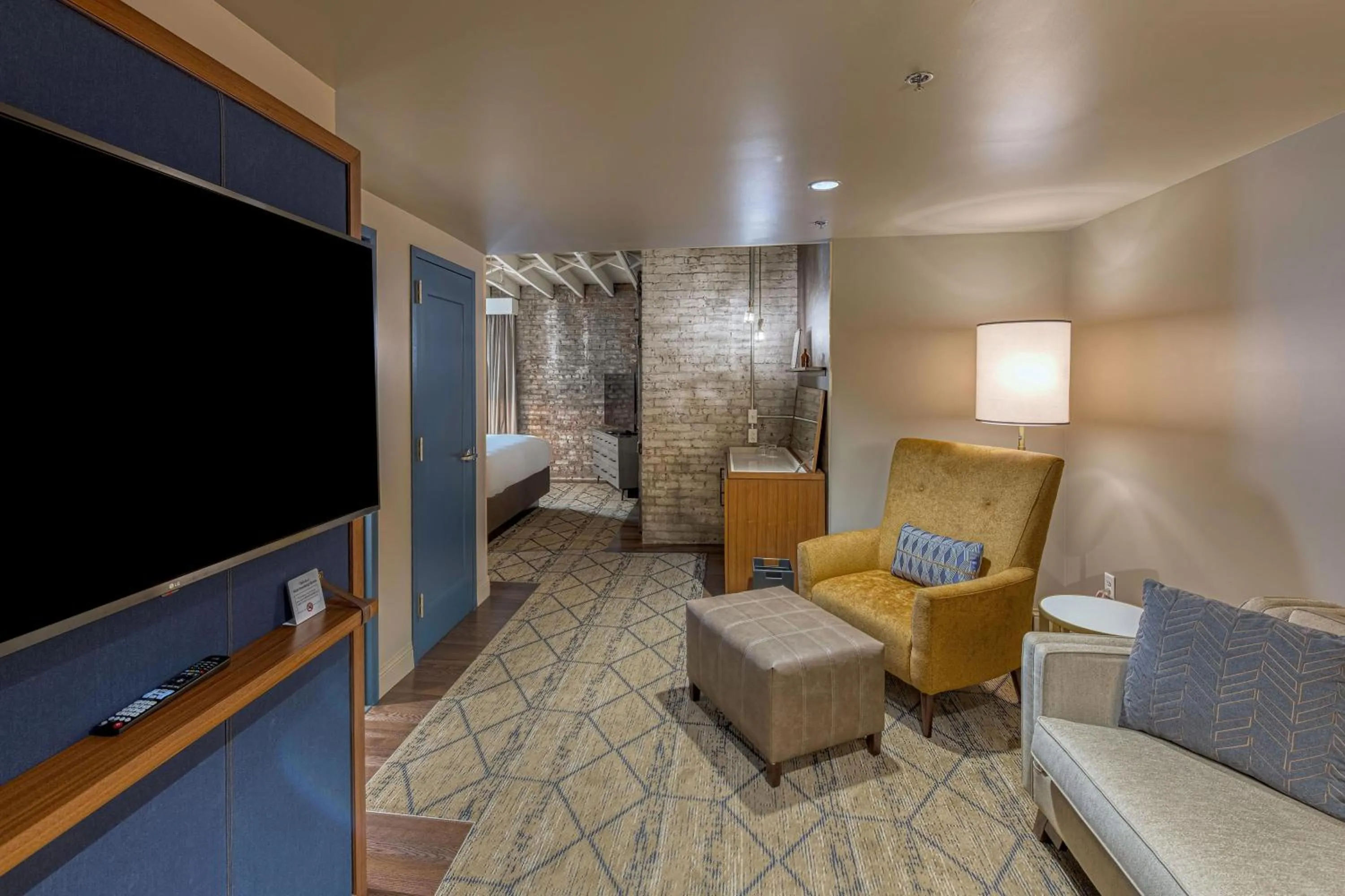 Living room, Bed in The Sessions Hotel, Bristol, a Tribute Portfolio Hotel