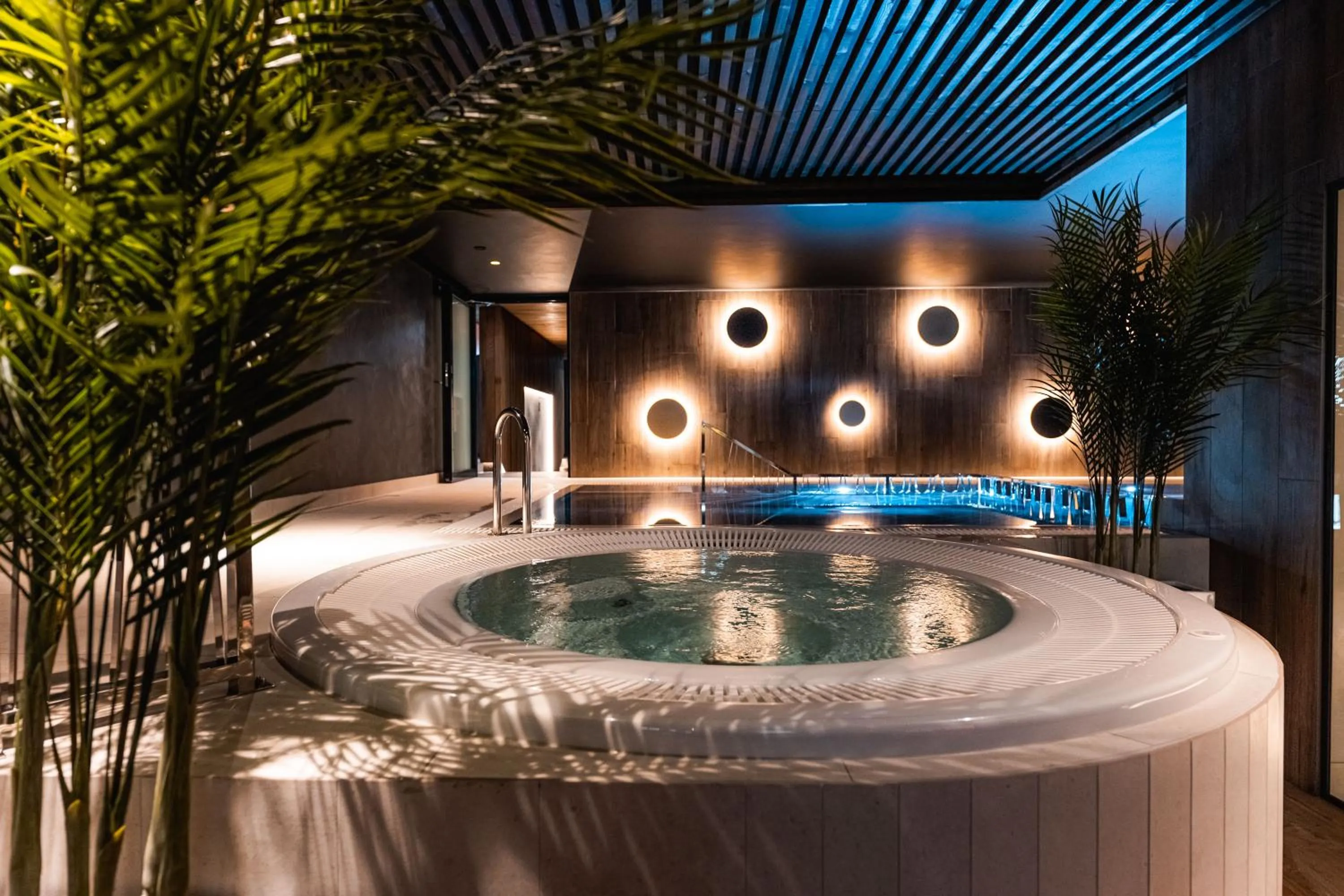 Hot Tub in Ö Seaside Suites & SPA