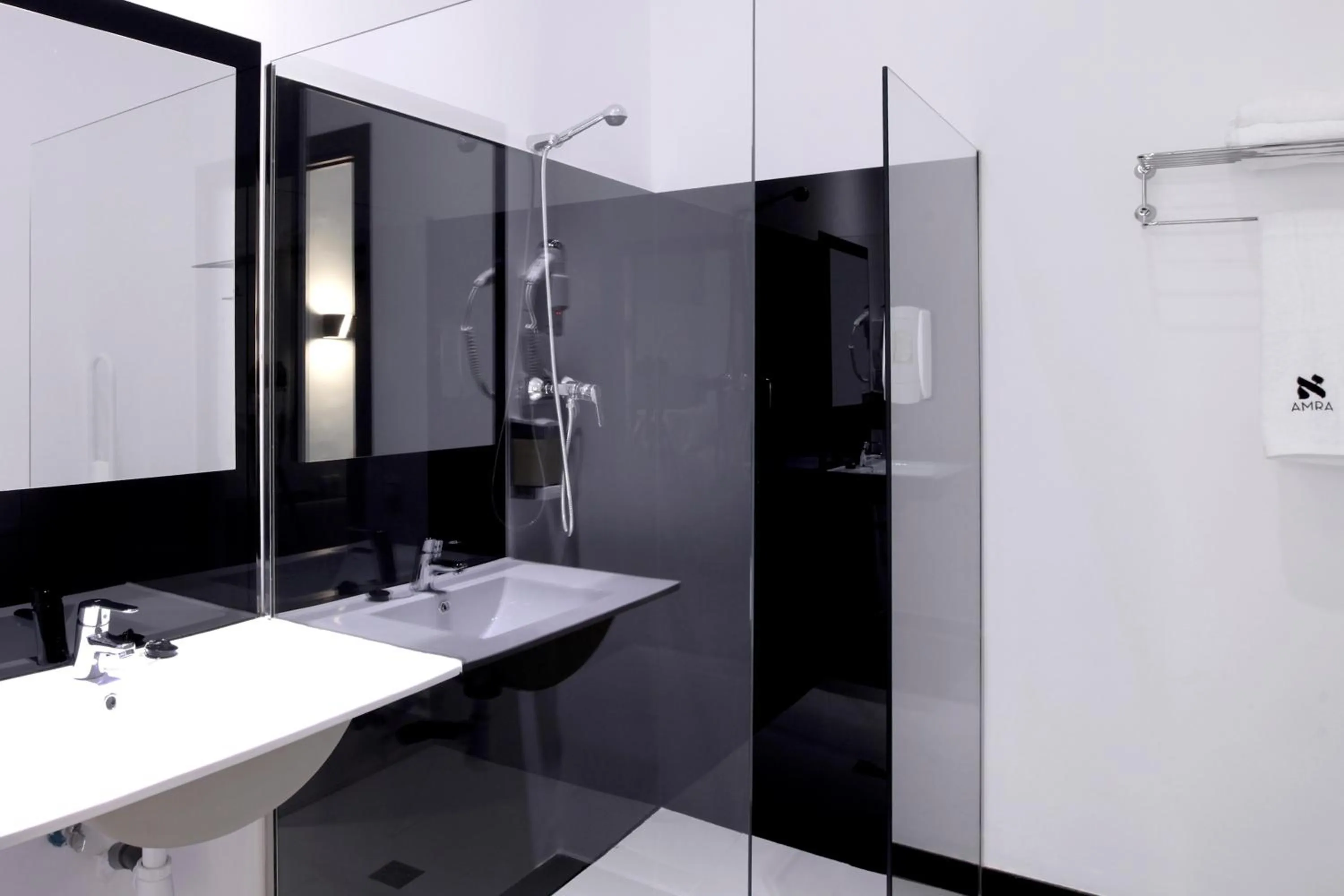 Bathroom in Amra Barcelona Caspe