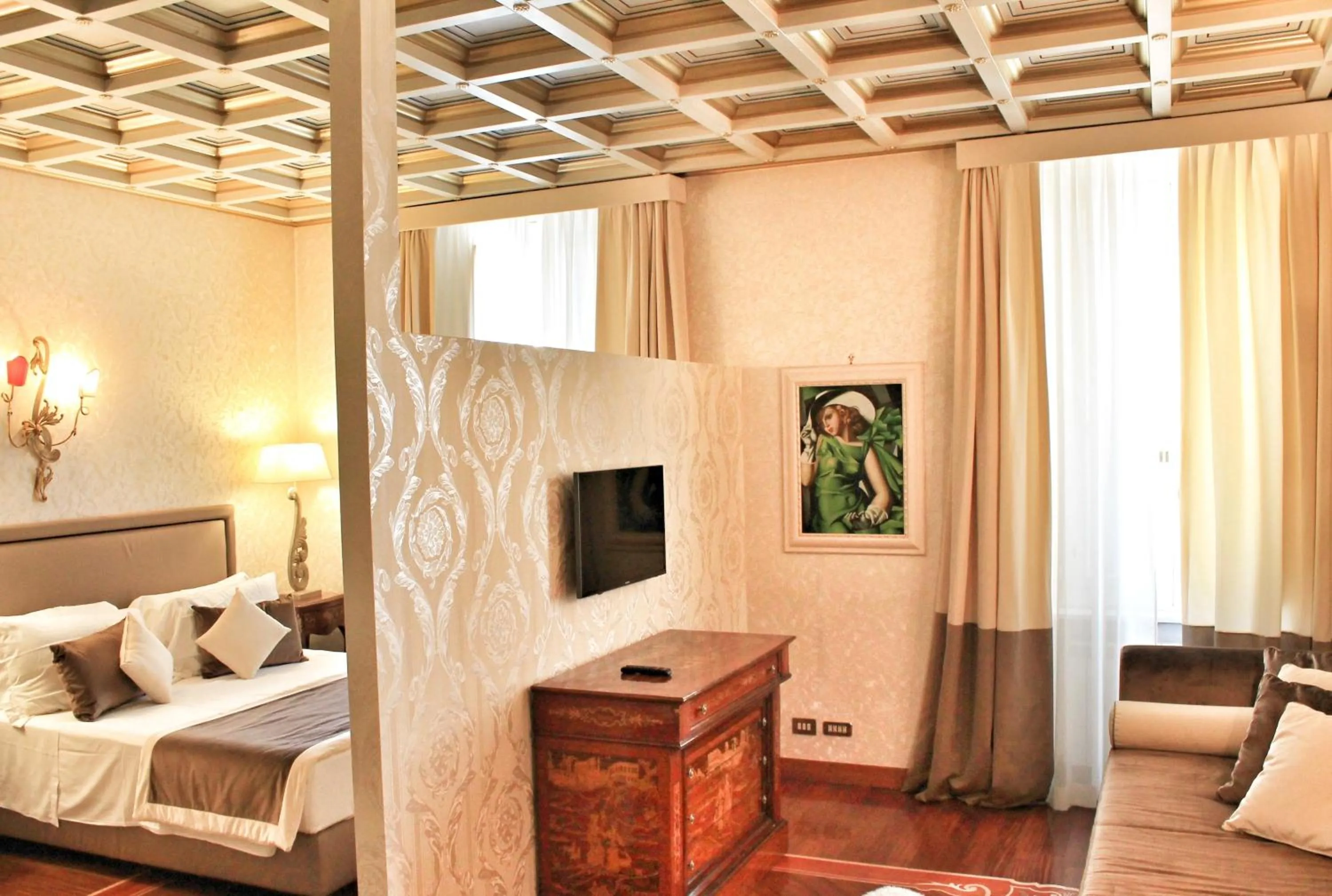 Photo of the whole room, Bed in Di Rienzo Pantheon Palace