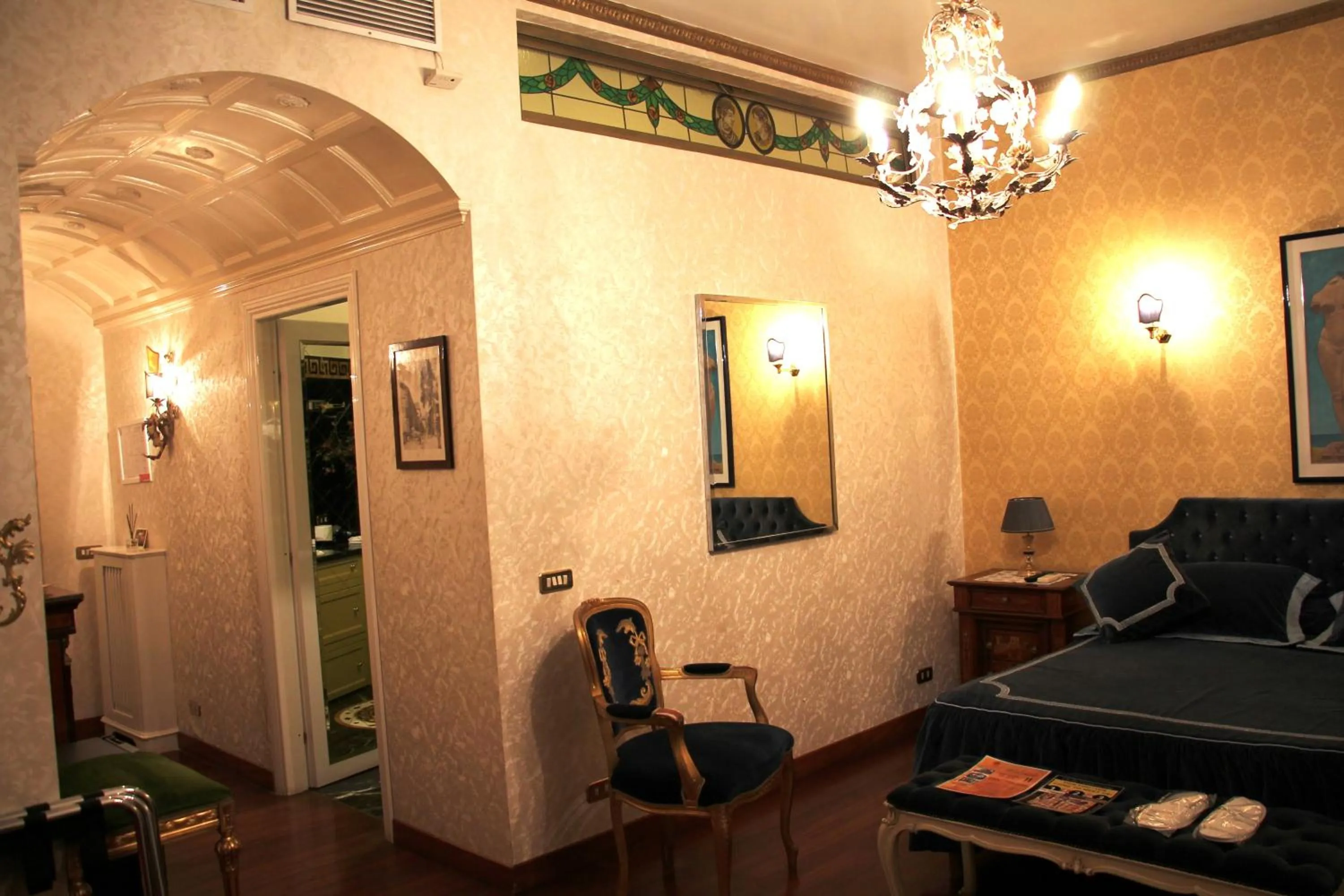 Photo of the whole room, Bed in Di Rienzo Pantheon Palace