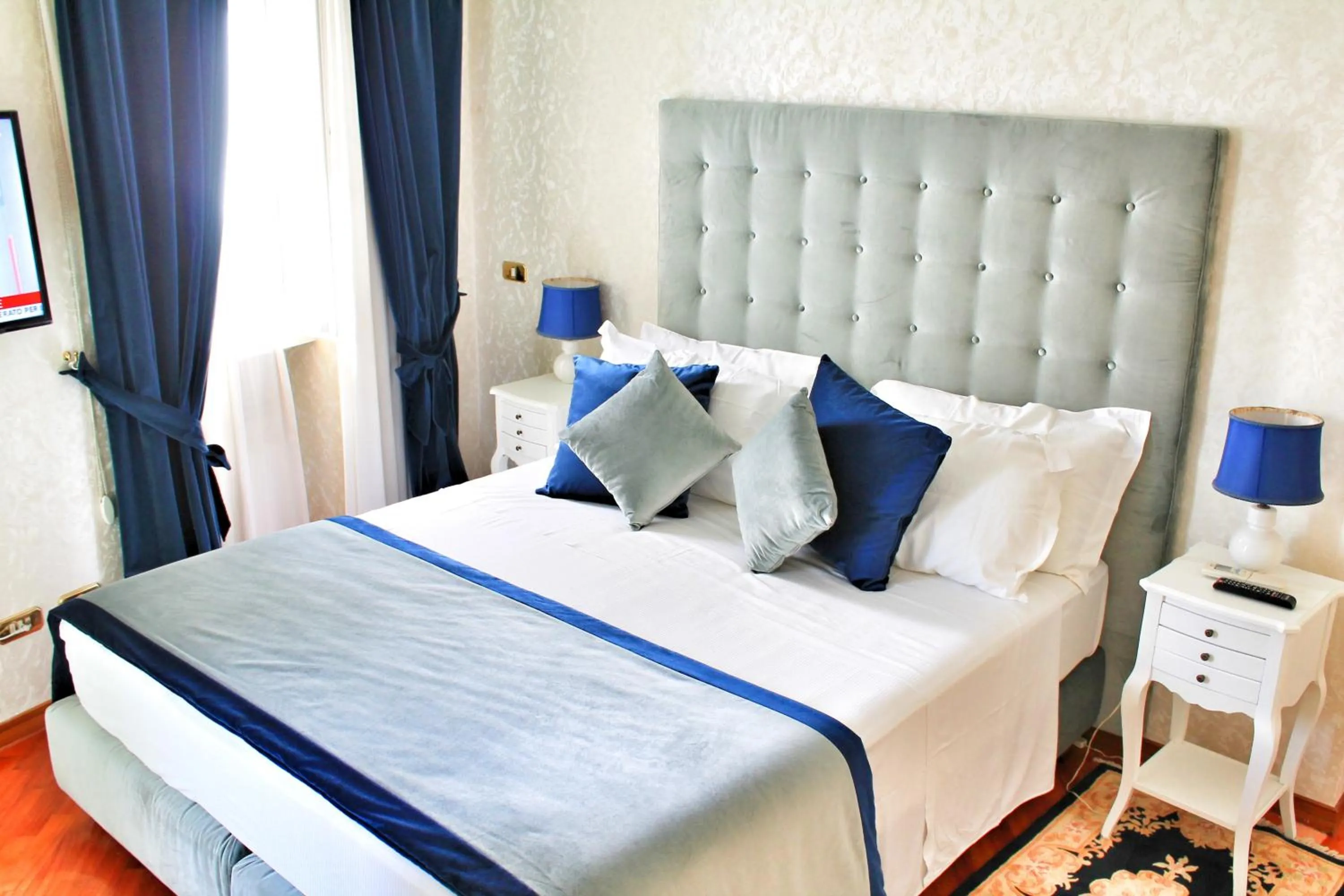 Photo of the whole room, Bed in Di Rienzo Pantheon Palace