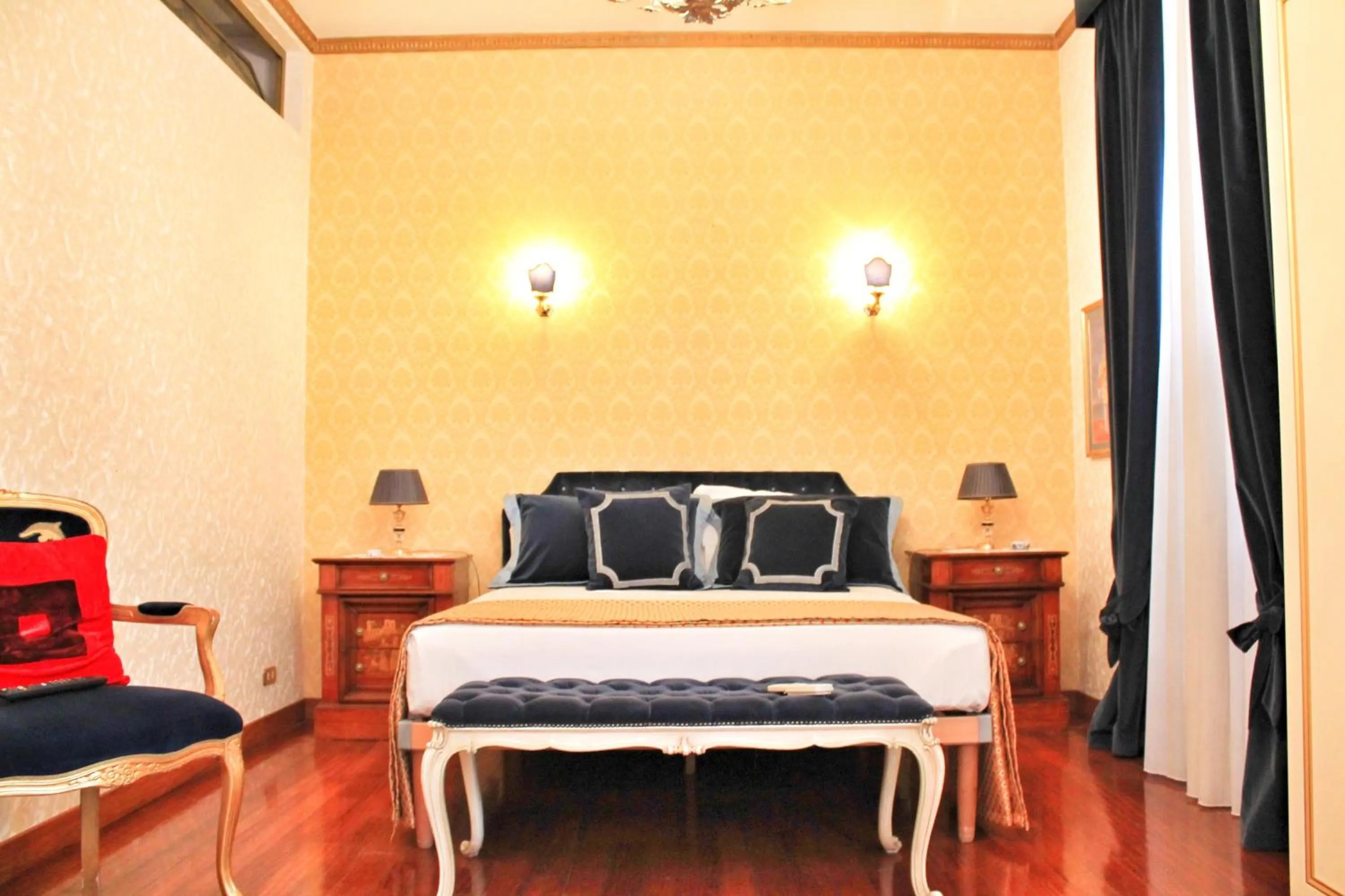 Photo of the whole room, Bed in Di Rienzo Pantheon Palace