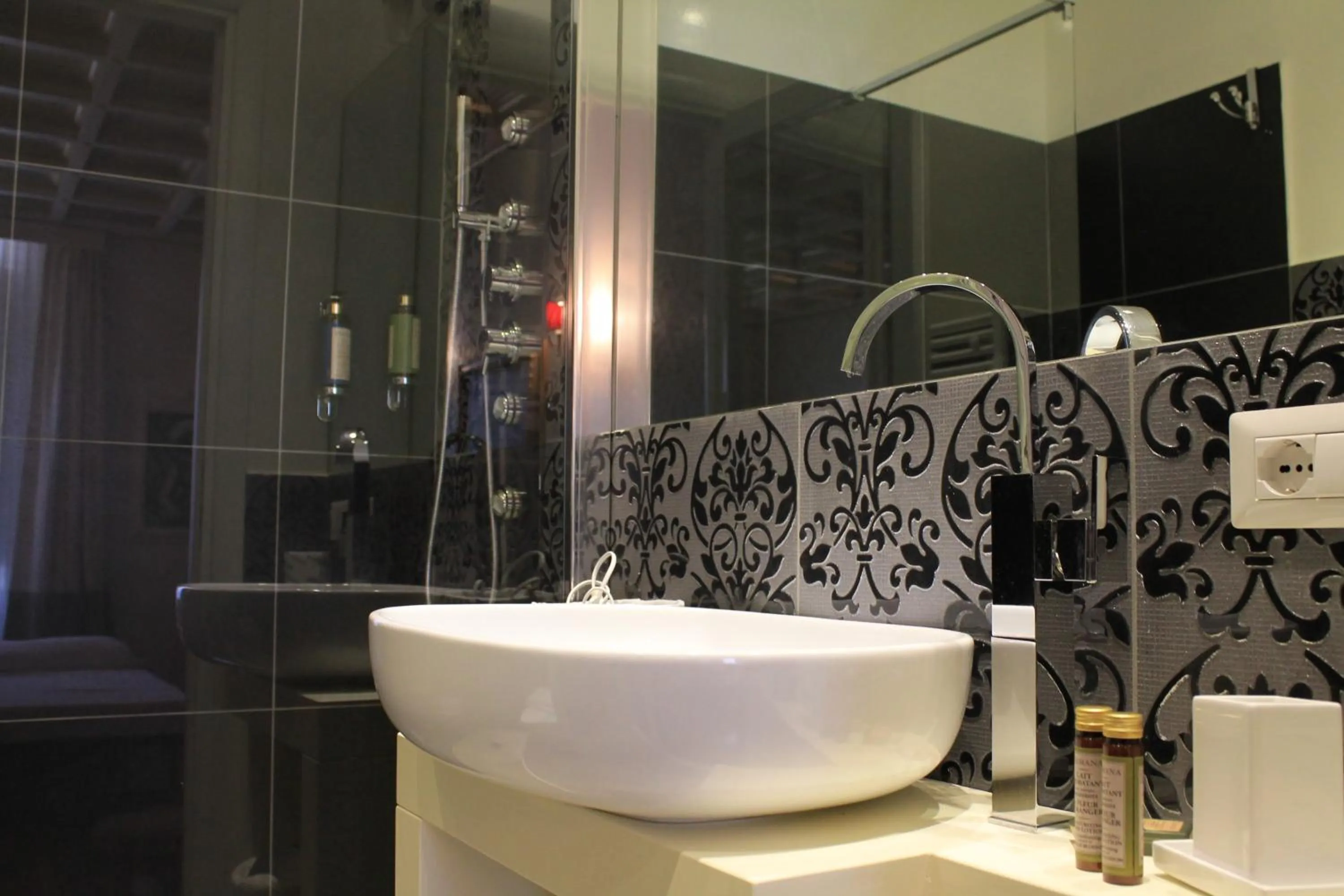 Bathroom in Di Rienzo Pantheon Palace