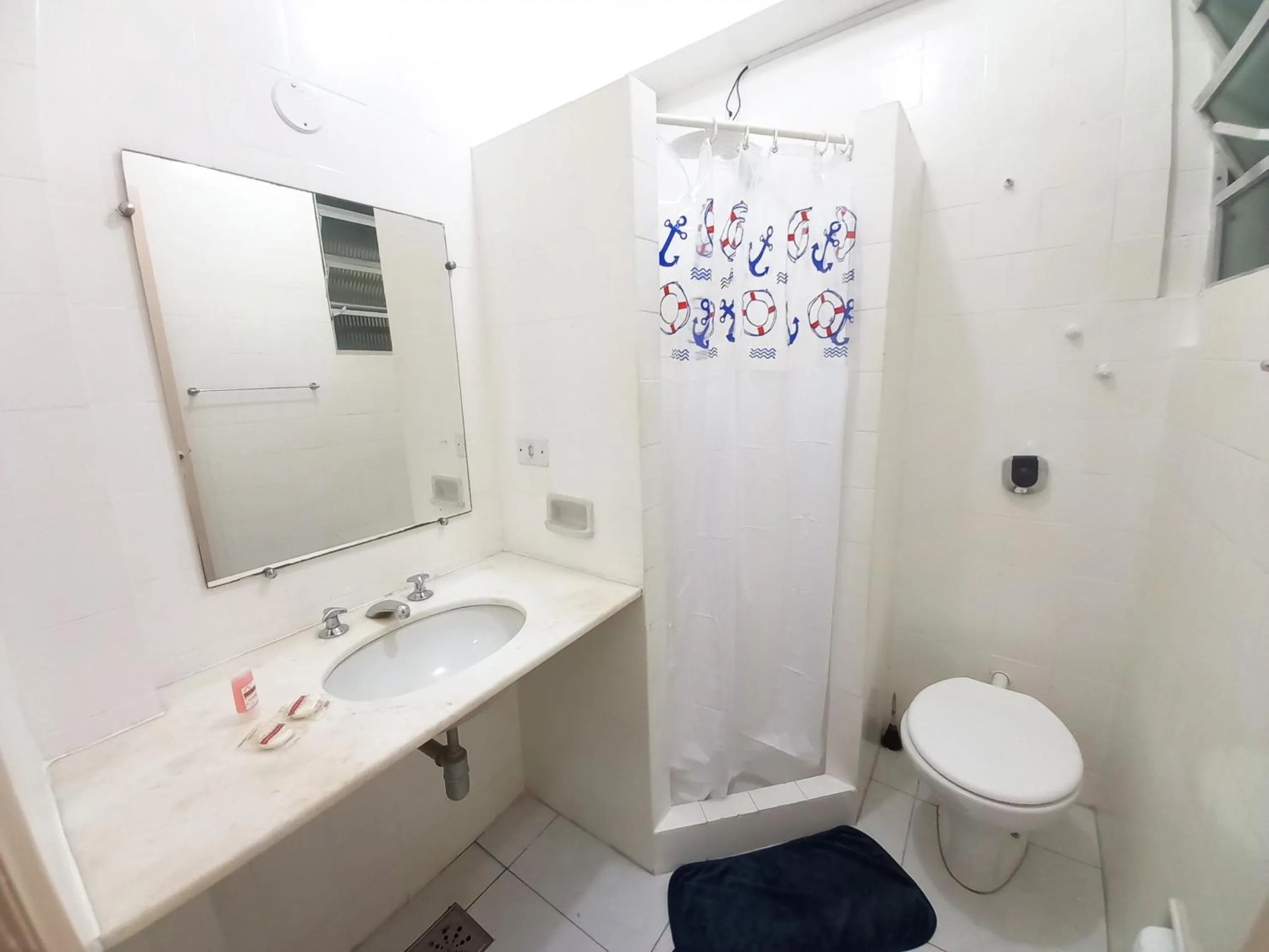 Espaçoso apto na Praia de Copacabana TC1010