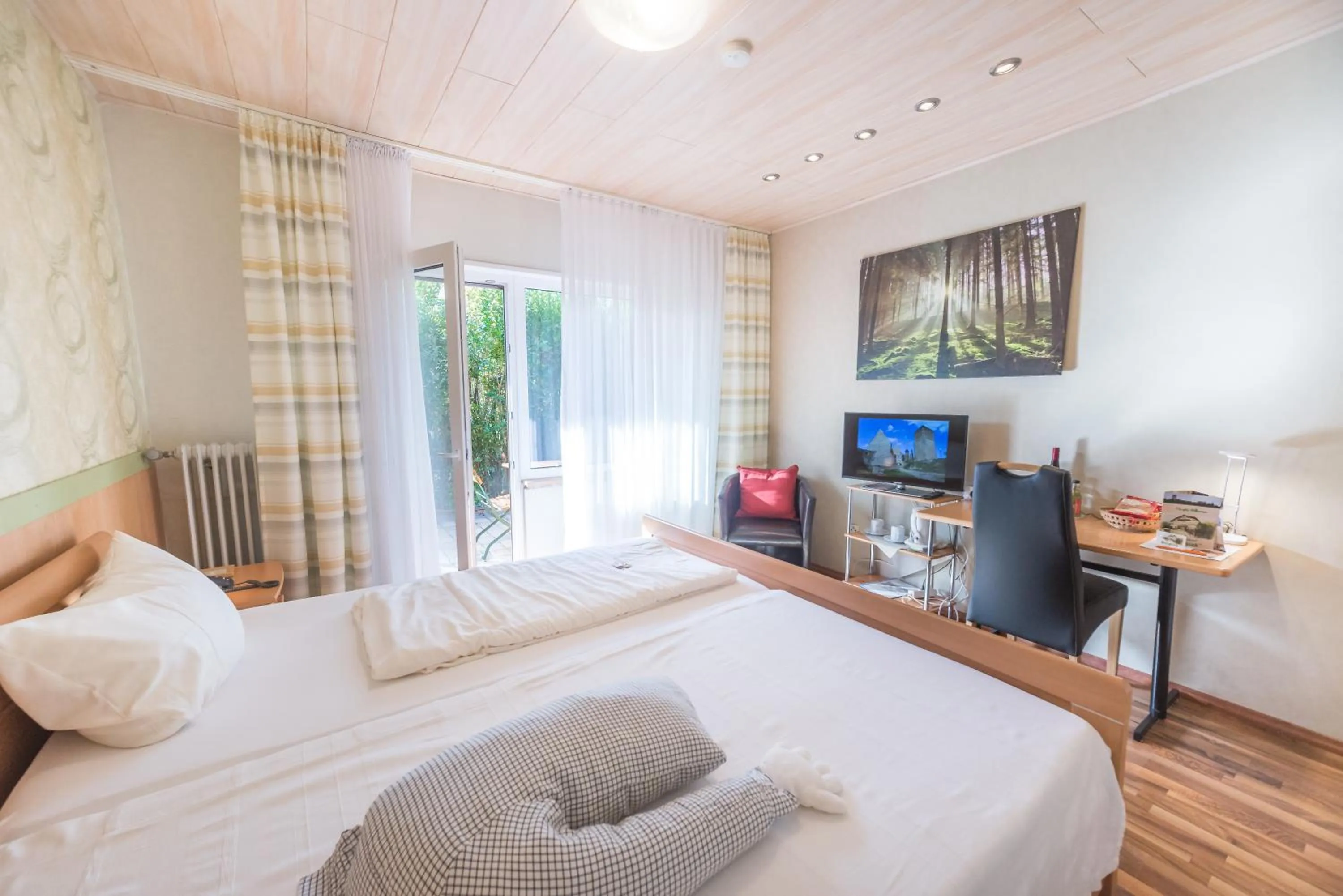 Balcony/Terrace, Bed in Hotel Burgblick