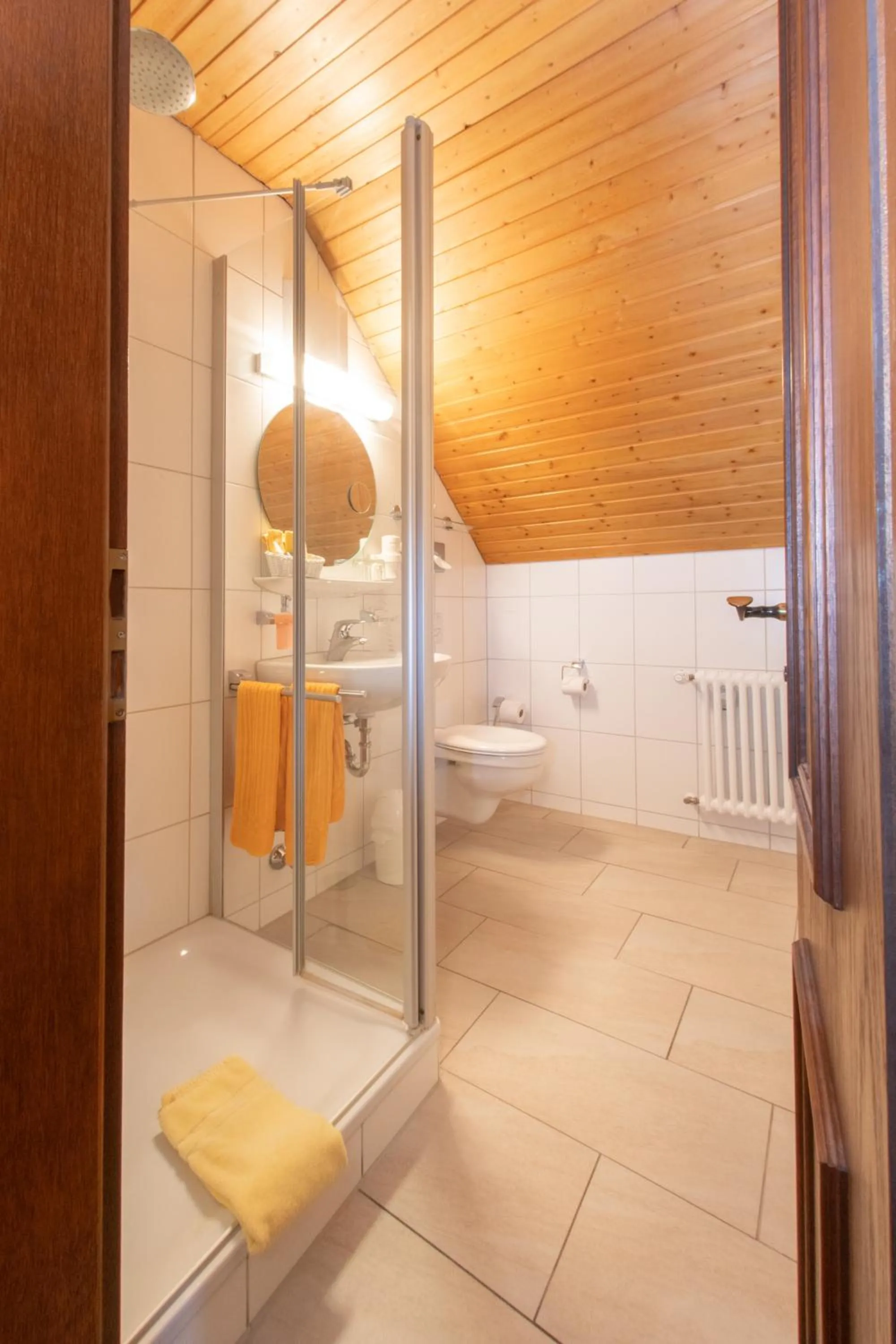 Bathroom, Bed in Hotel Gasthof Post