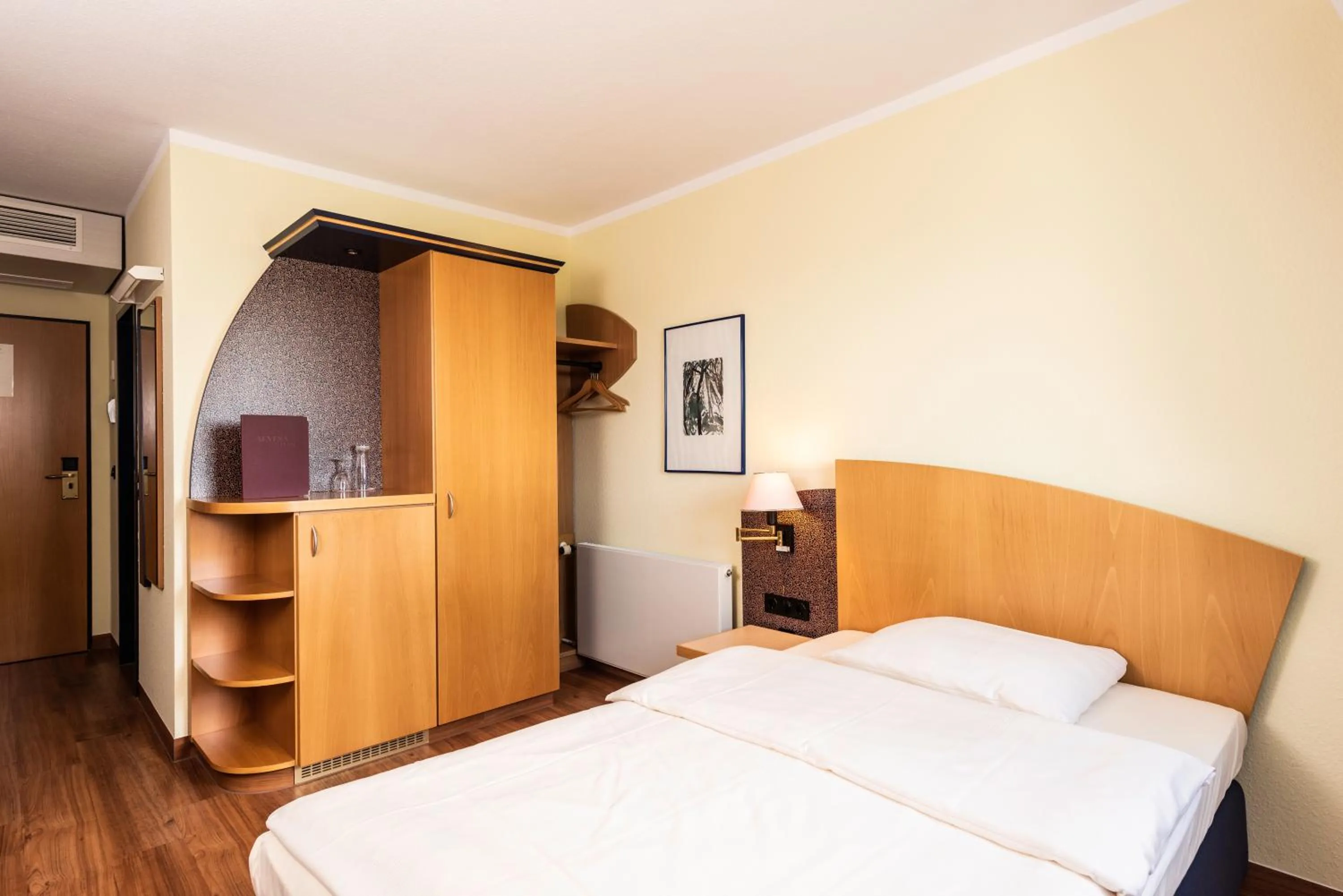 Photo of the whole room, Bed in ARVENA Kongress Hotel - Hotel in der Wagnerstadt