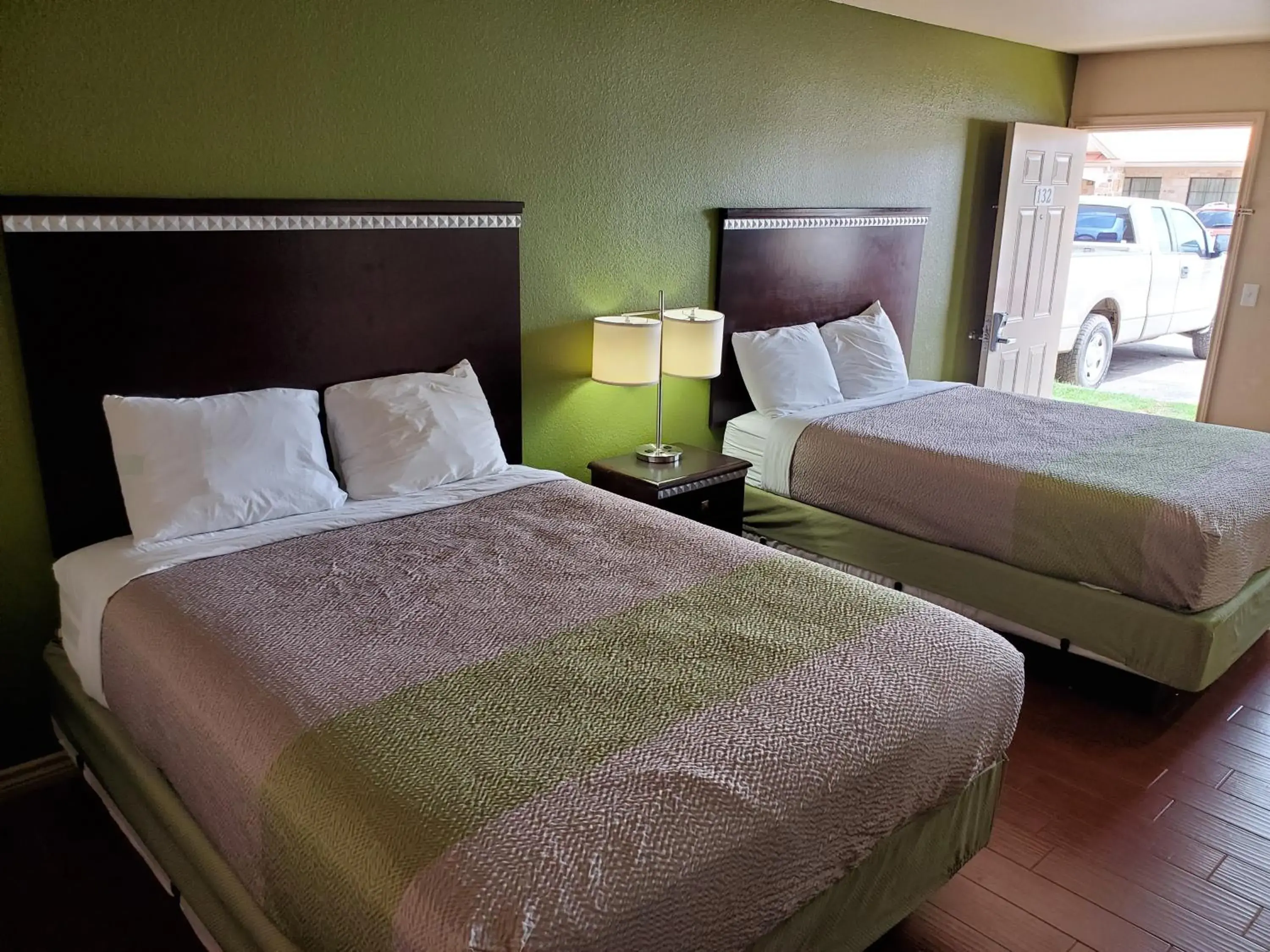 Deluxe Double Room with Bath in Eagle Ford Inn Deluxe Double Room with Bath in Eagle Ford Inn