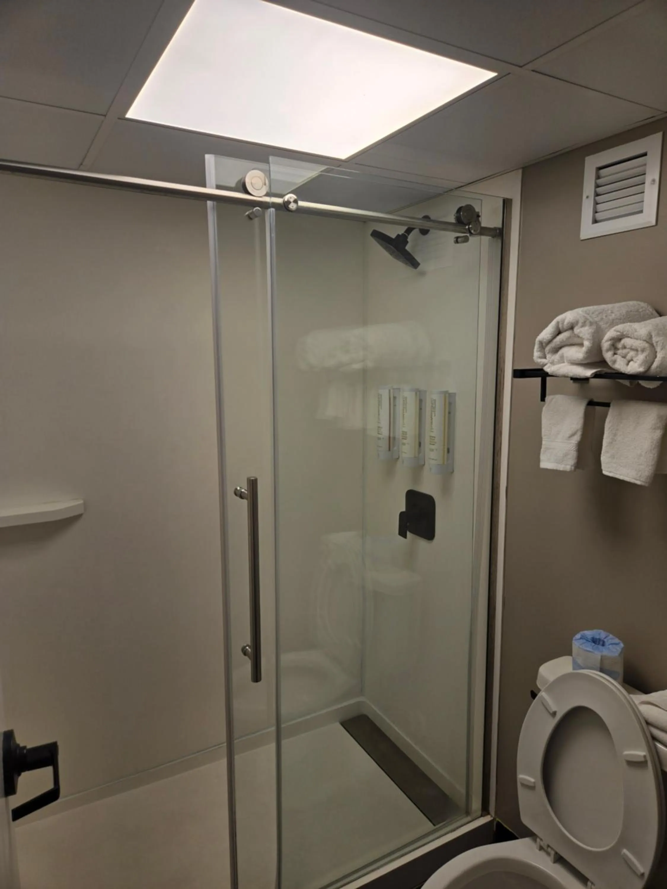 Shower in Dutch Wonderland Inn