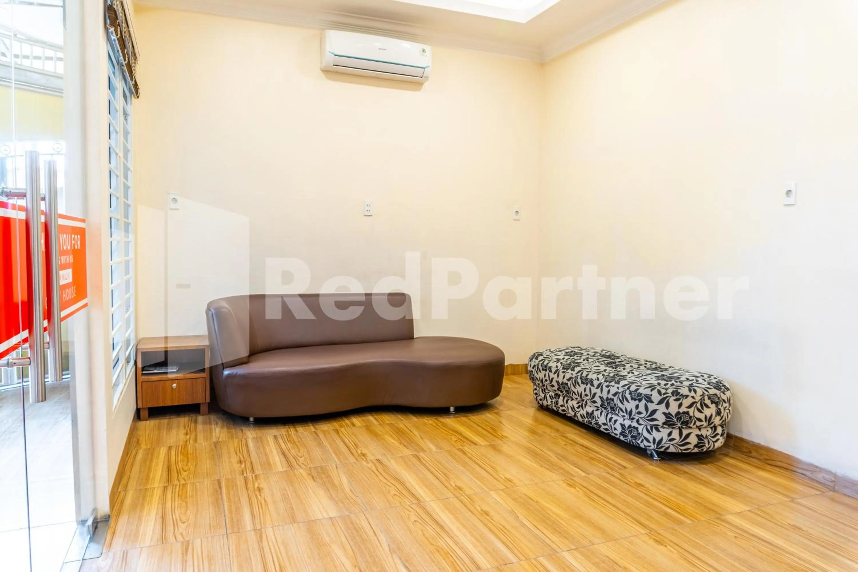 Living room in Adam Malik Guesthouse near Regale ICC Medan Mitra RedDoorz