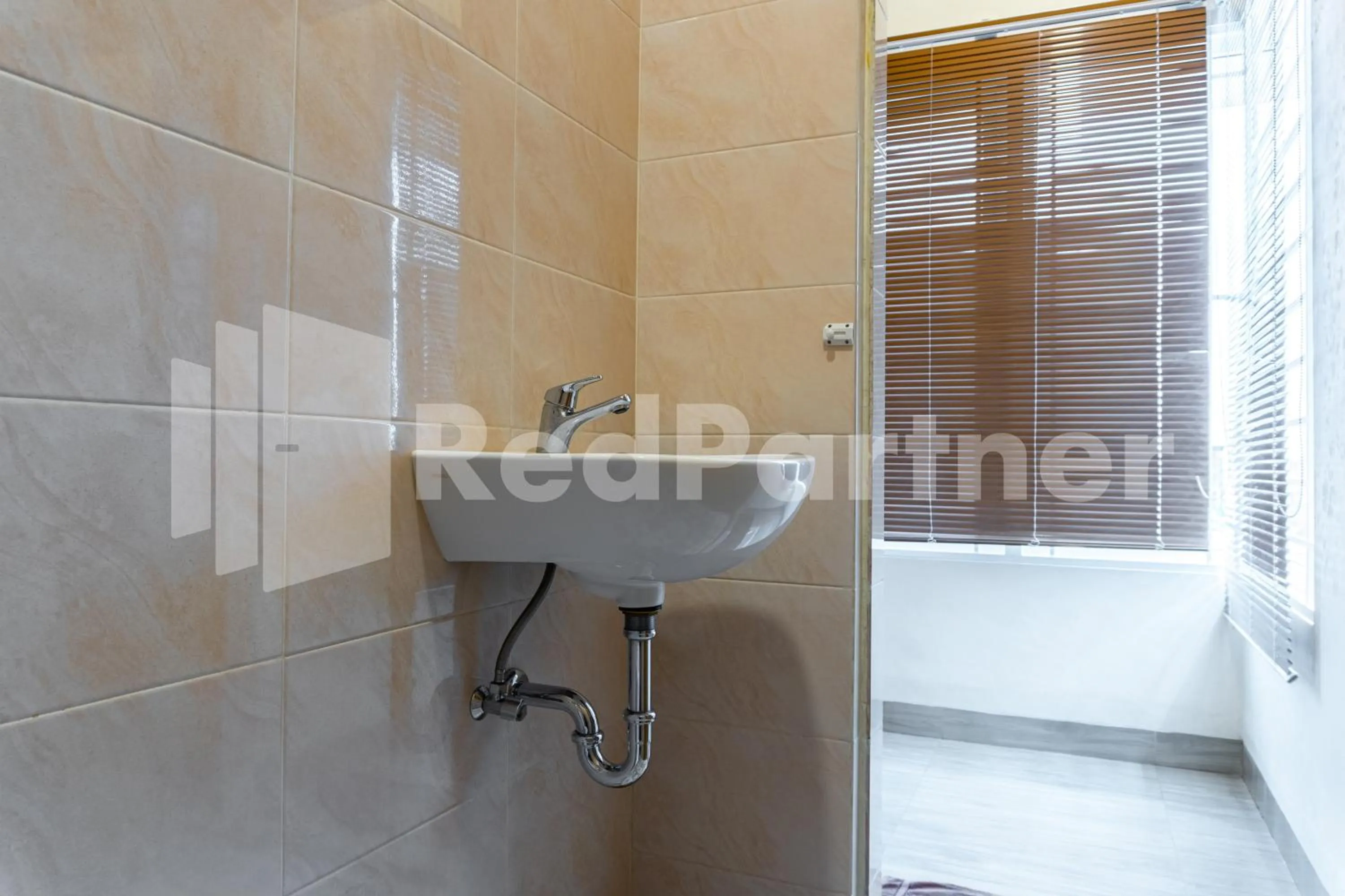 Bathroom in Adam Malik Guesthouse near Regale ICC Medan Mitra RedDoorz