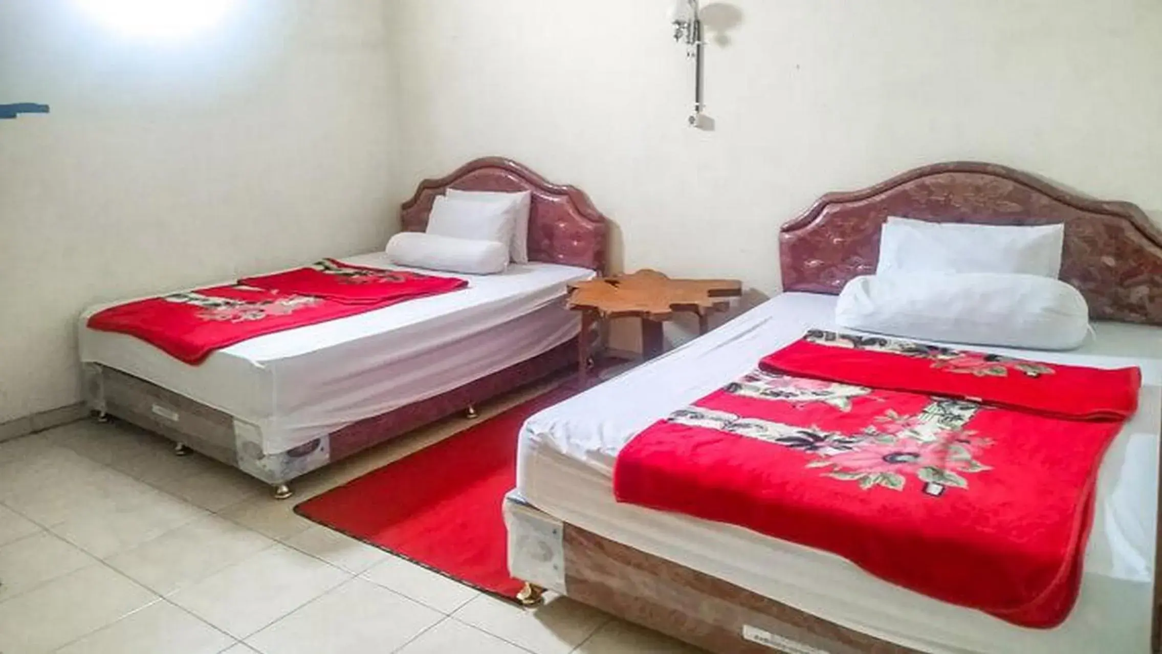 Family Room in Villa Al Barokah Syariah Family Mitra RedDoorz near Sarangan Lake Family Room in Villa Al Barokah Syariah Family Mitra RedDoorz near Sarangan Lake