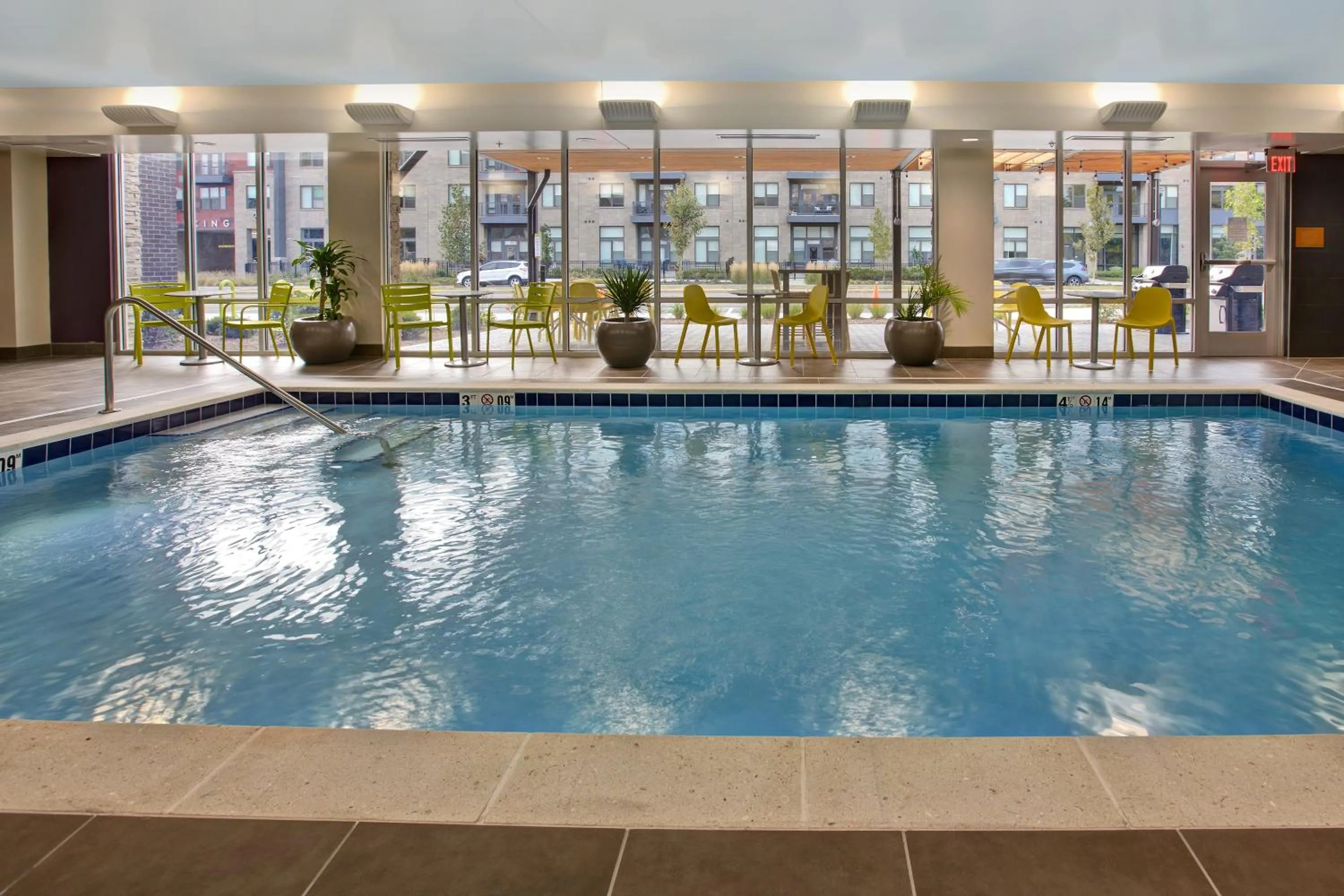Swimming pool in Home2 Suites By Hilton Carmel Indianapolis
