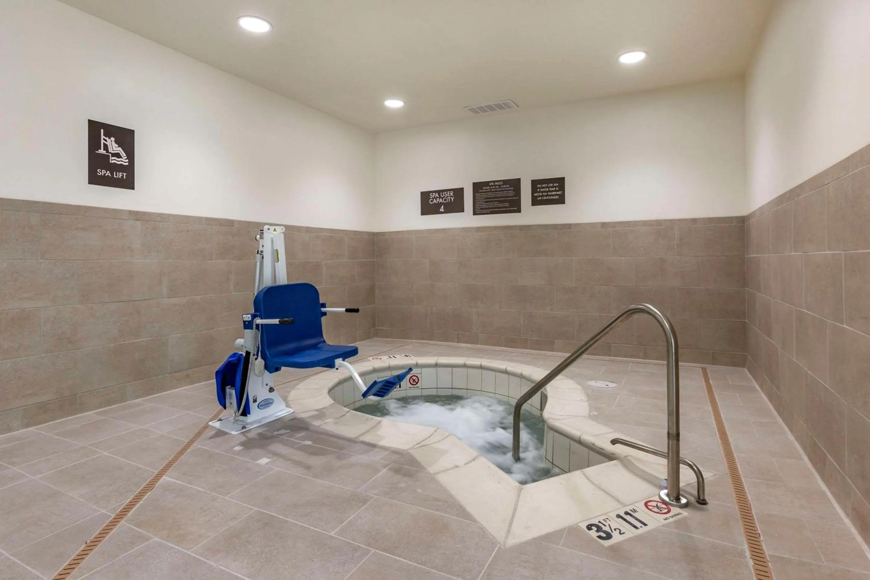 Swimming pool in Comfort Suites Albuquerque Airport