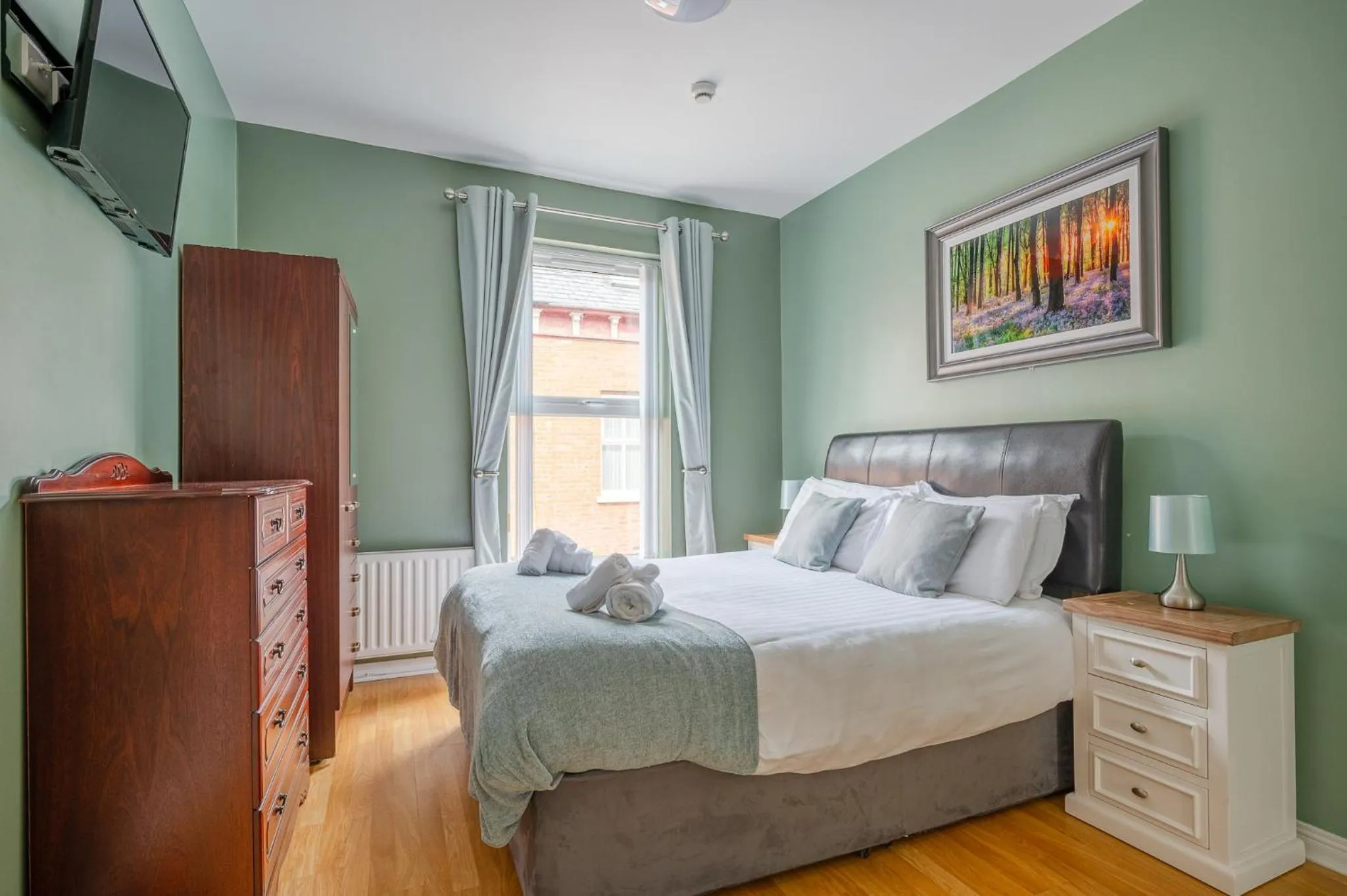 Photo of the whole room, Bed in Chamberlain House