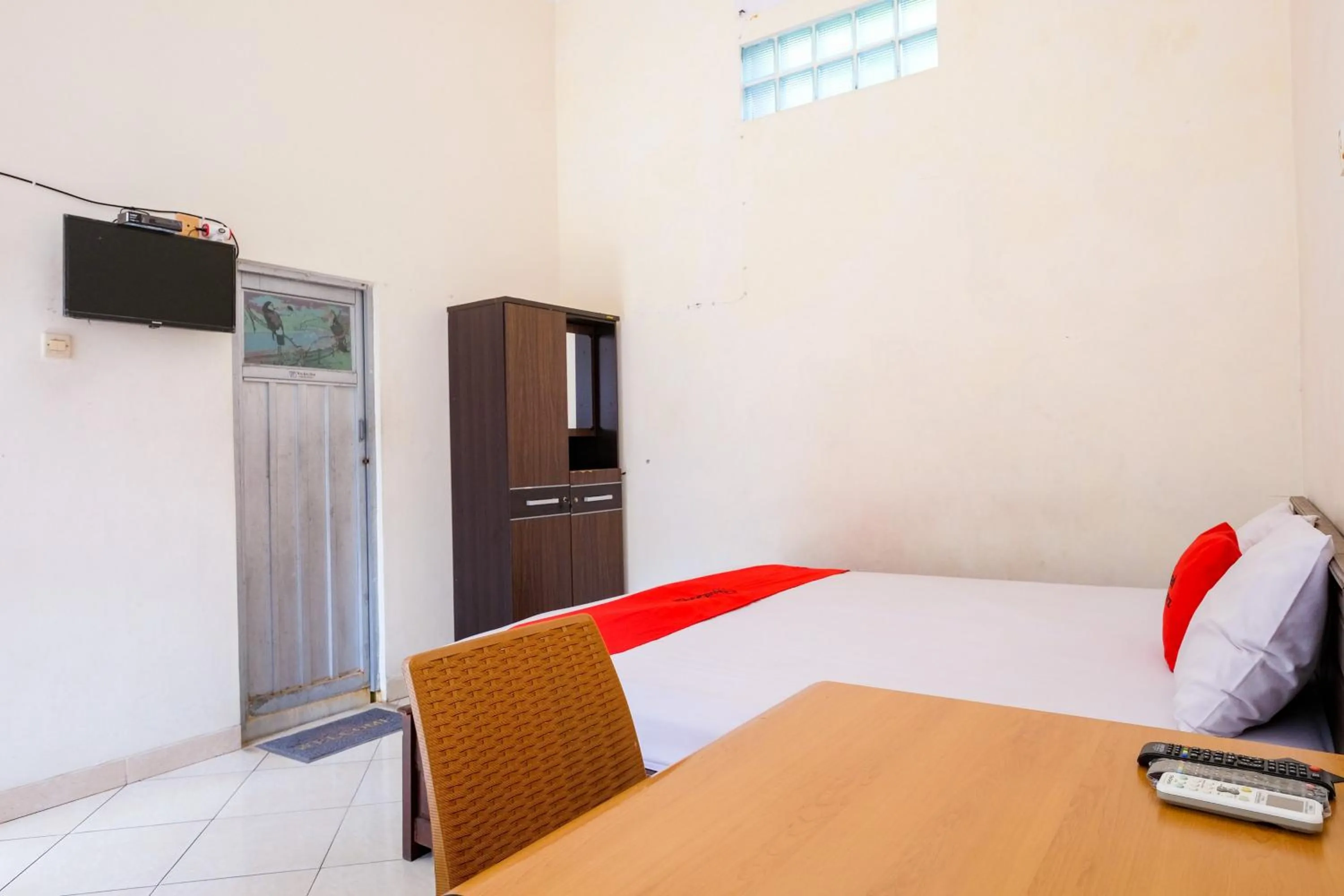 Bedroom, Bed in RedDoorz Syariah near Alun Alun Kebumen