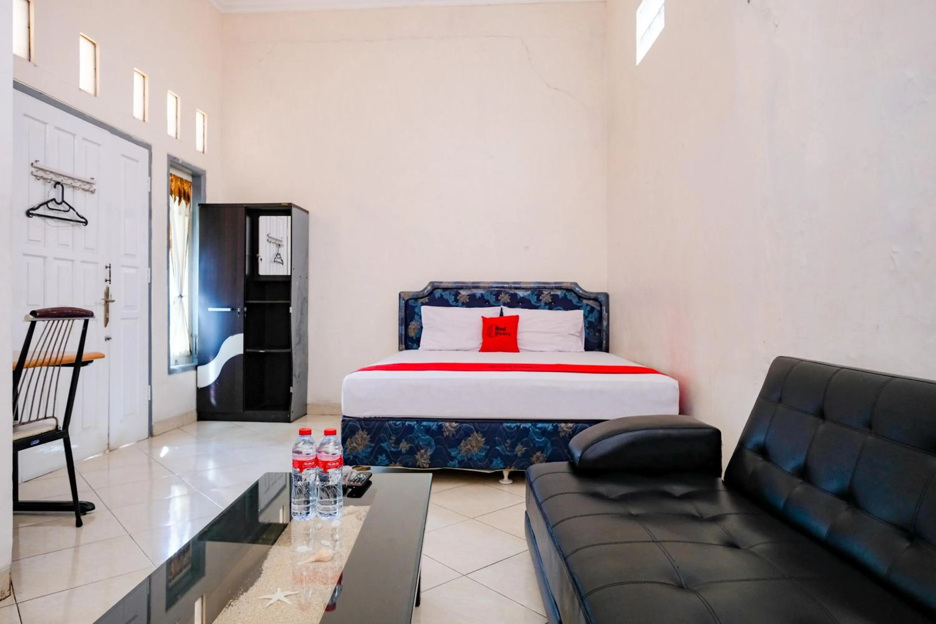 Bedroom, Bed in RedDoorz Syariah near Alun Alun Kebumen