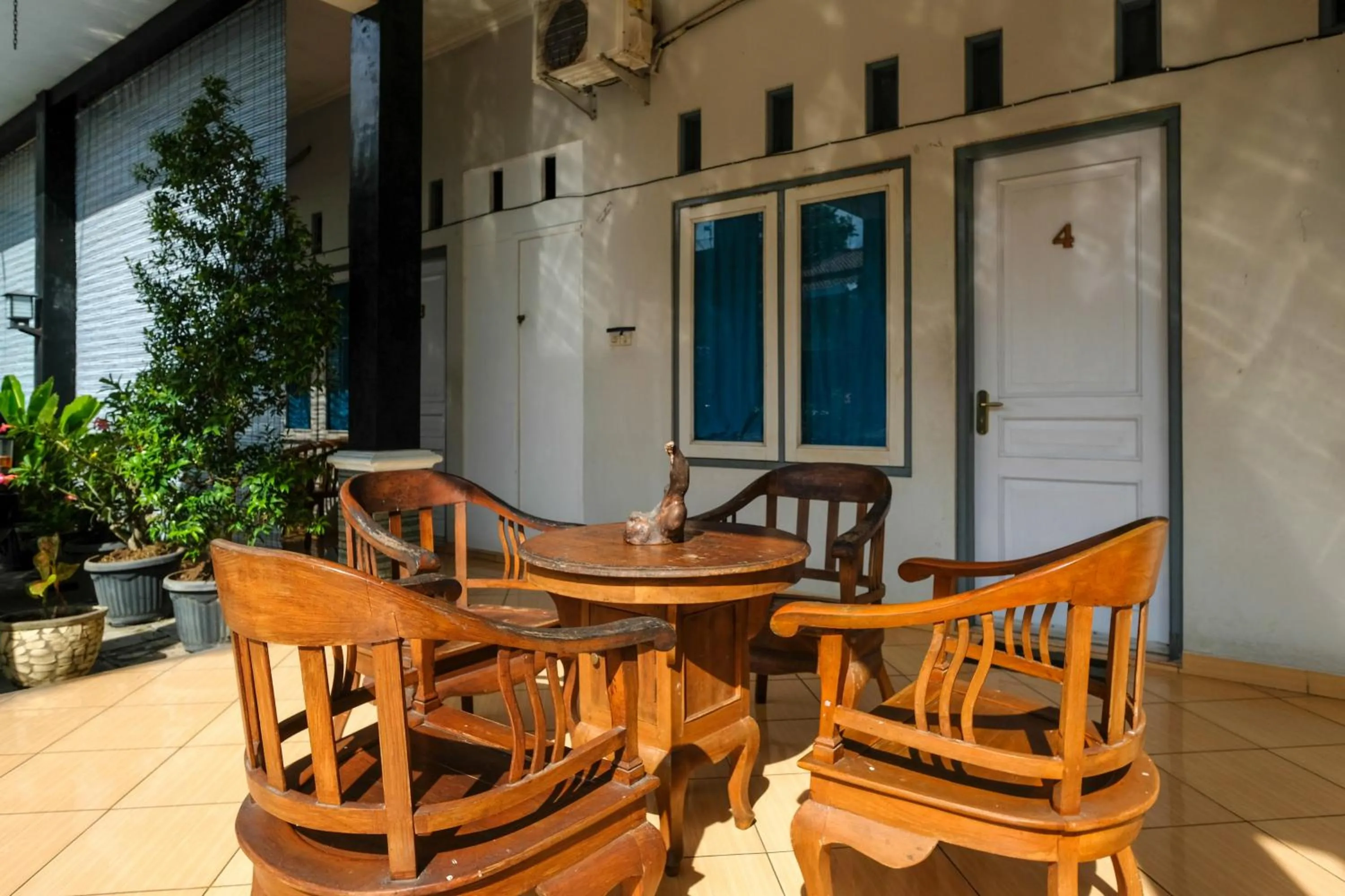 Seating area in RedDoorz Syariah near Alun Alun Kebumen