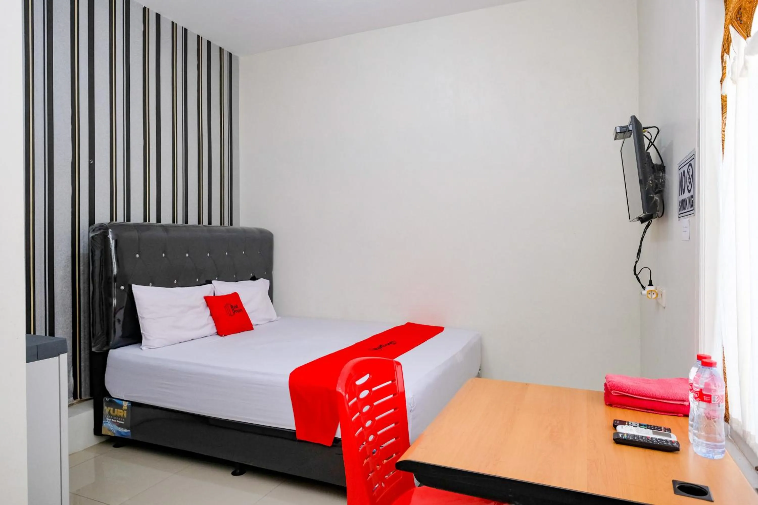 Bedroom, Bed in RedDoorz Syariah near Alun Alun Kebumen