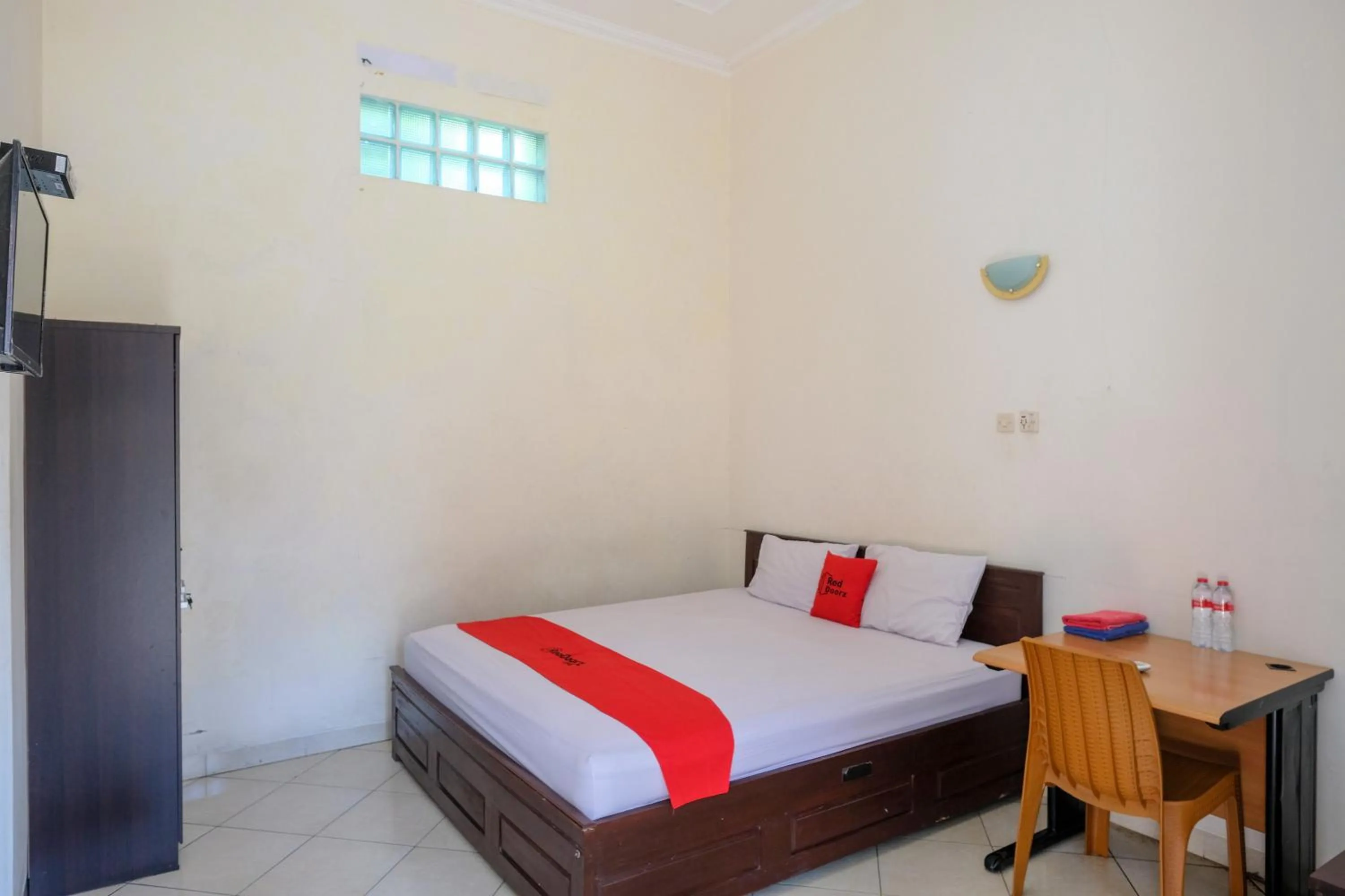 Bedroom, Bed in RedDoorz Syariah near Alun Alun Kebumen