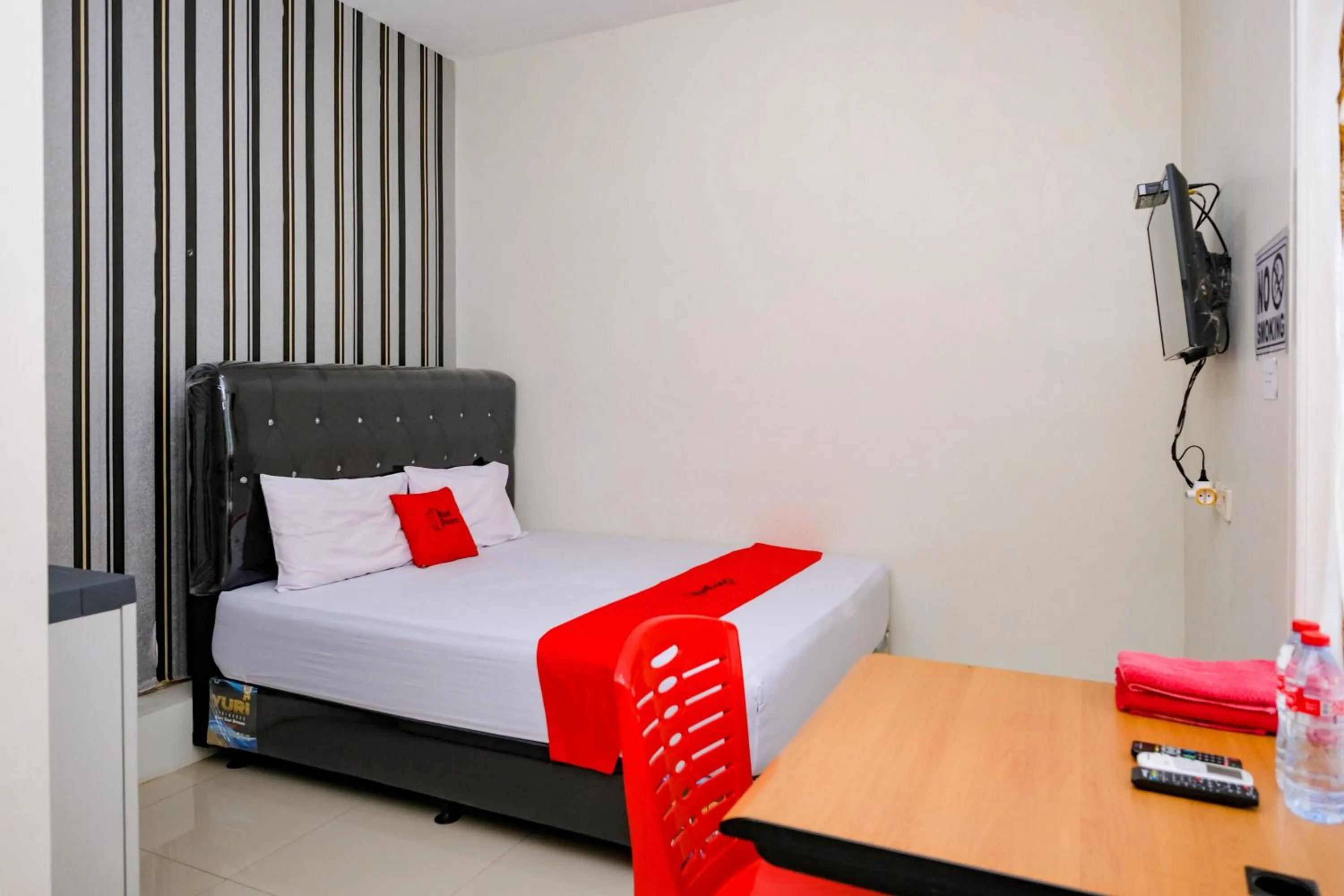 Bedroom, Bed in RedDoorz Syariah near Alun Alun Kebumen