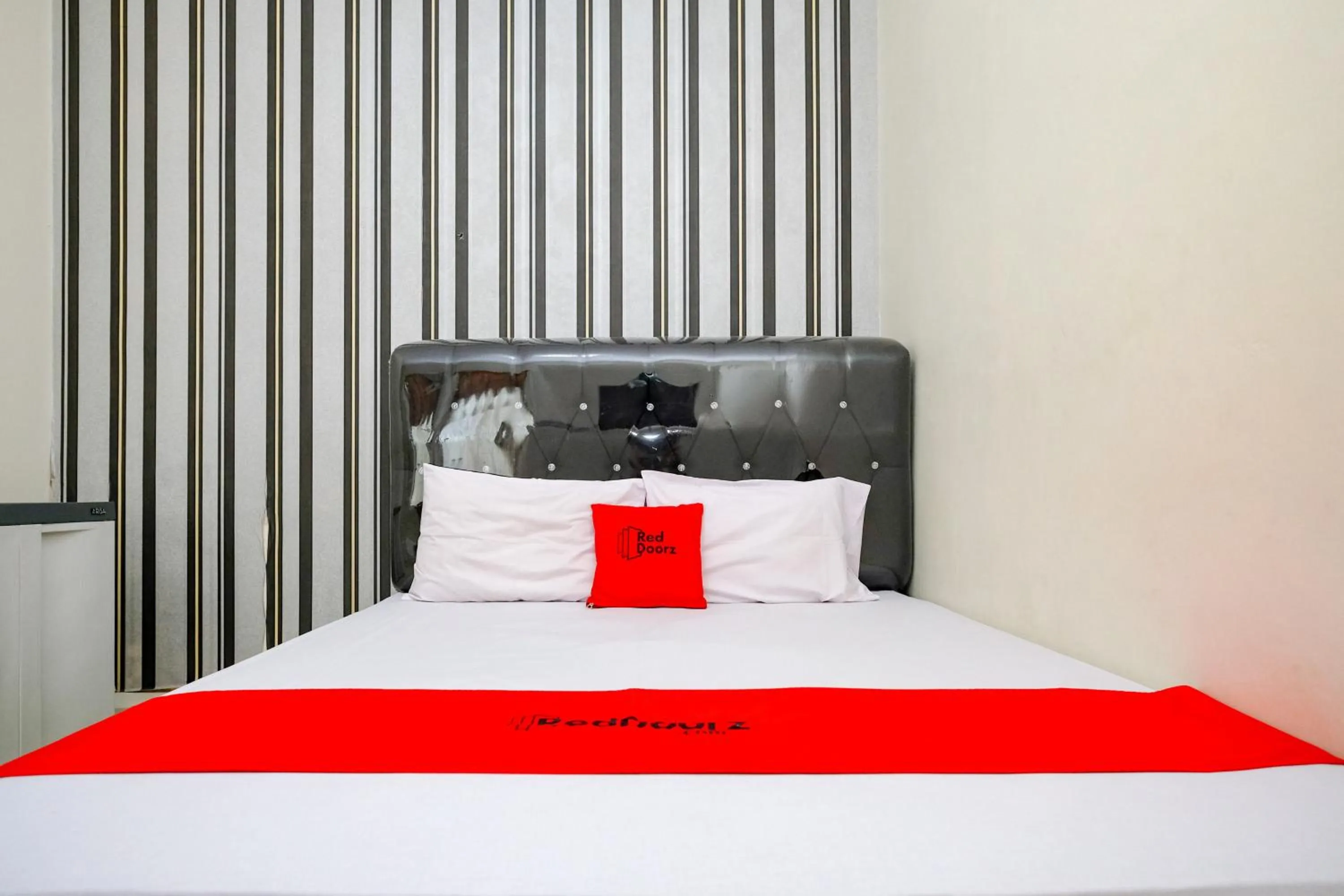 Bedroom, Bed in RedDoorz Syariah near Alun Alun Kebumen