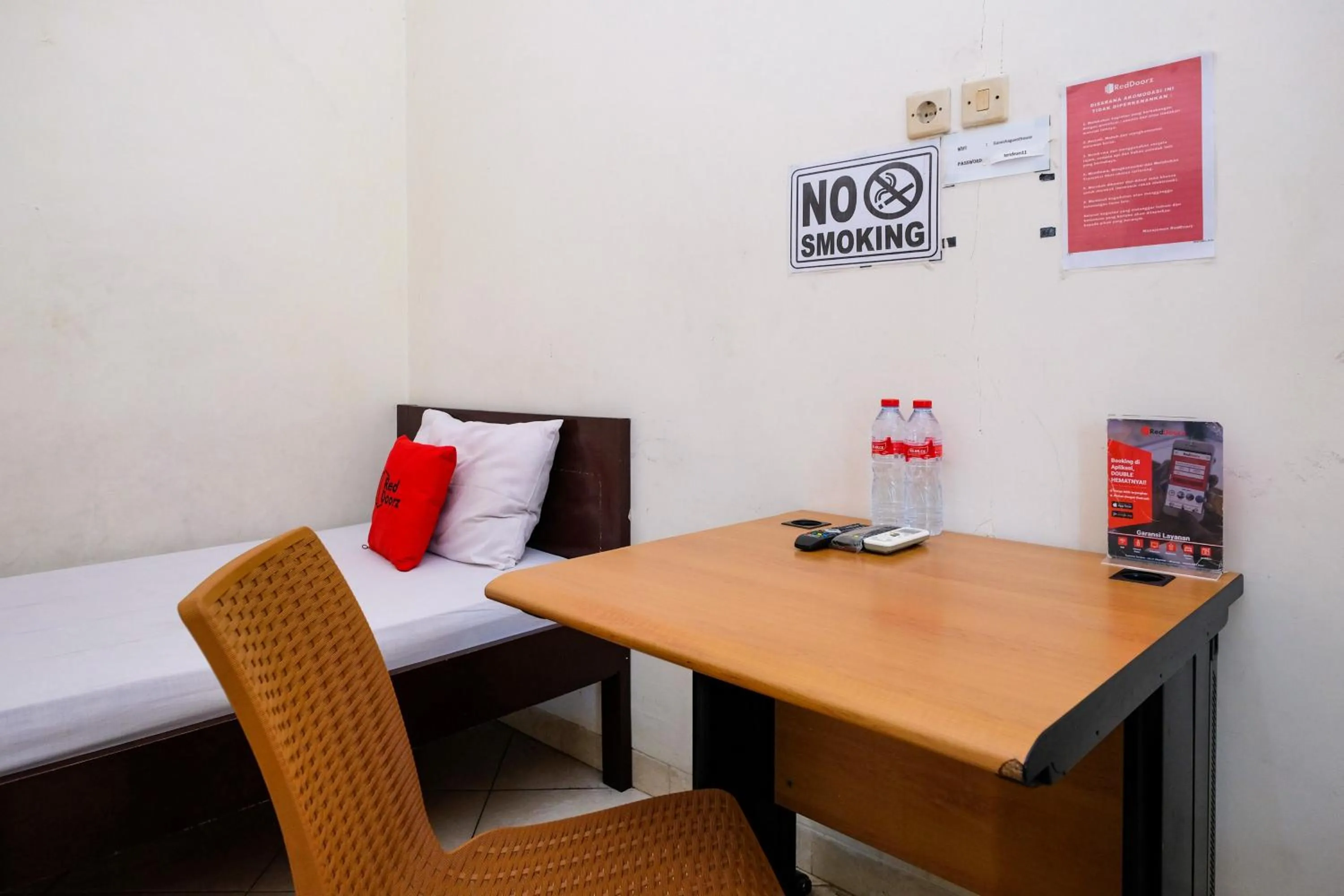 Bedroom, Bed in RedDoorz Syariah near Alun Alun Kebumen