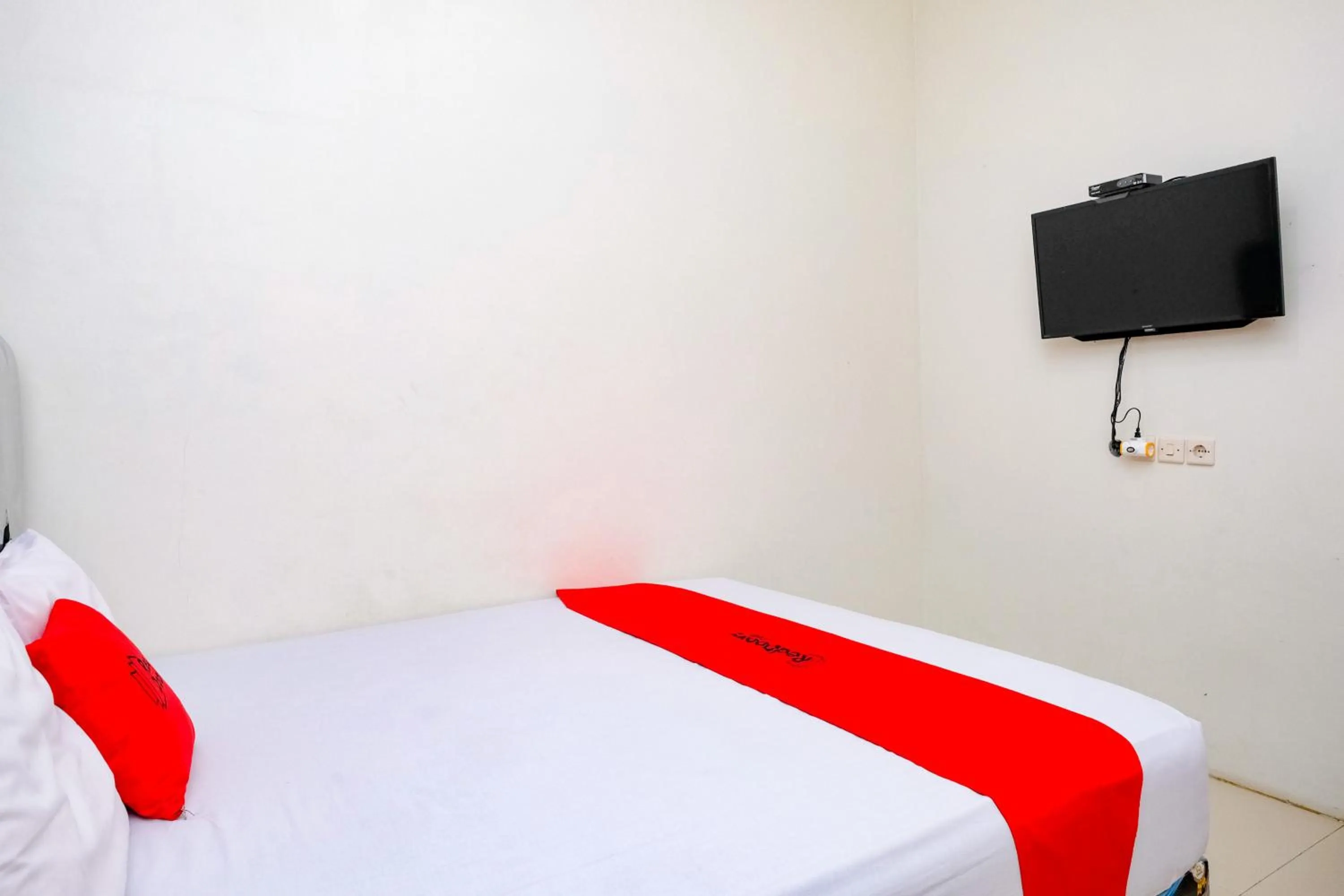 Bedroom, Bed in RedDoorz Syariah near Alun Alun Kebumen