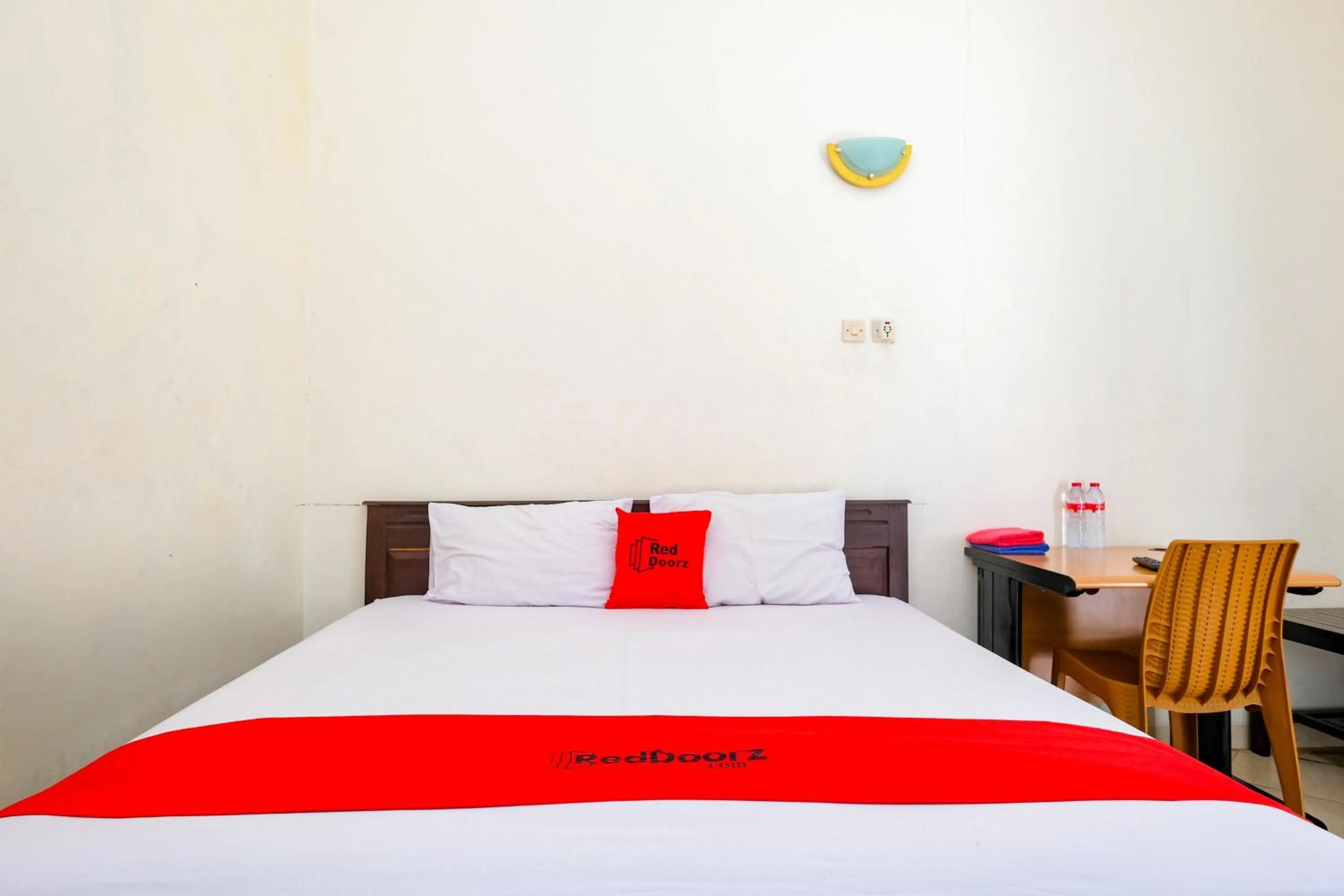 Bedroom, Bed in RedDoorz Syariah near Alun Alun Kebumen