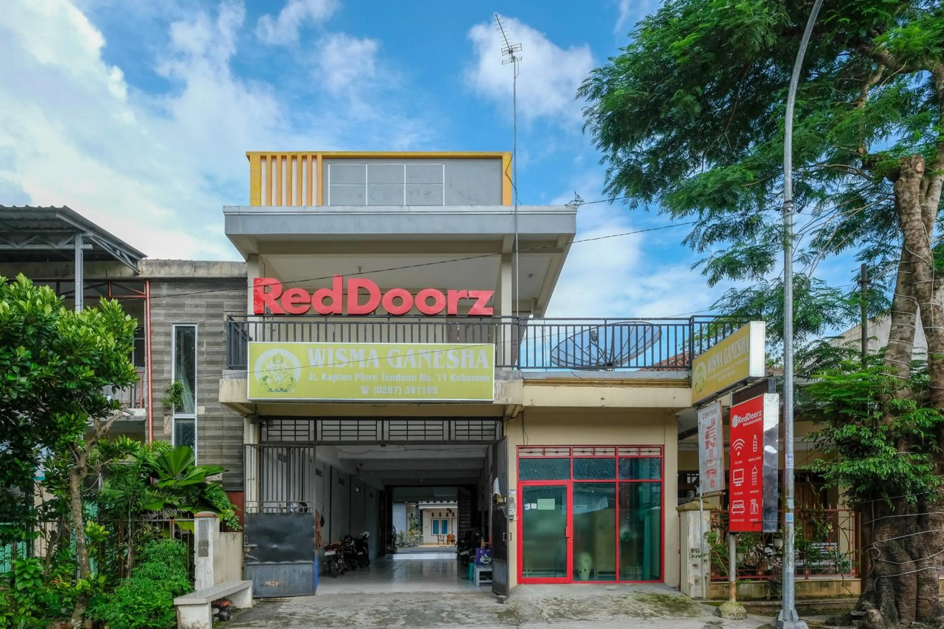 Facade/entrance in RedDoorz Syariah near Alun Alun Kebumen