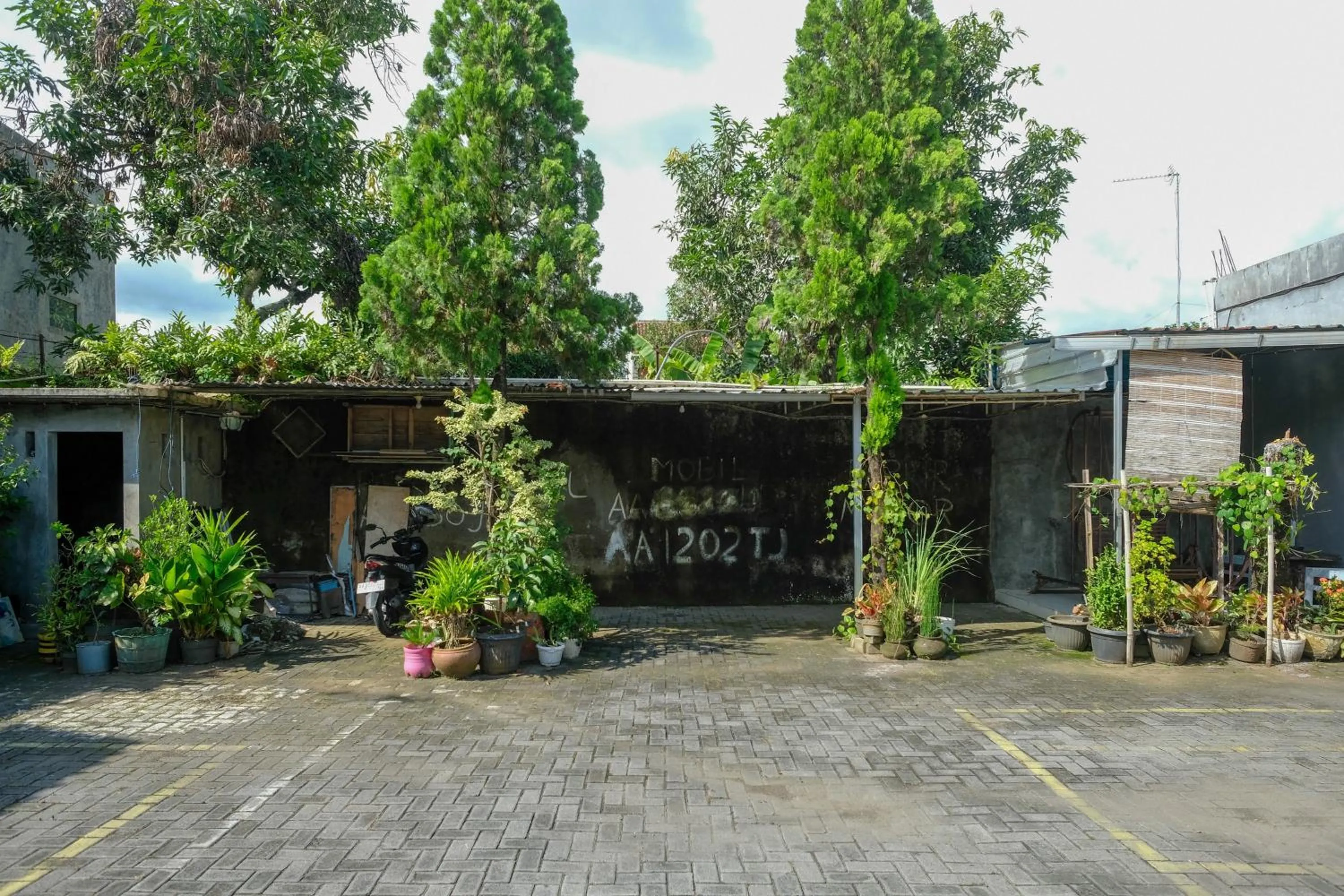 Property building in RedDoorz Syariah near Alun Alun Kebumen