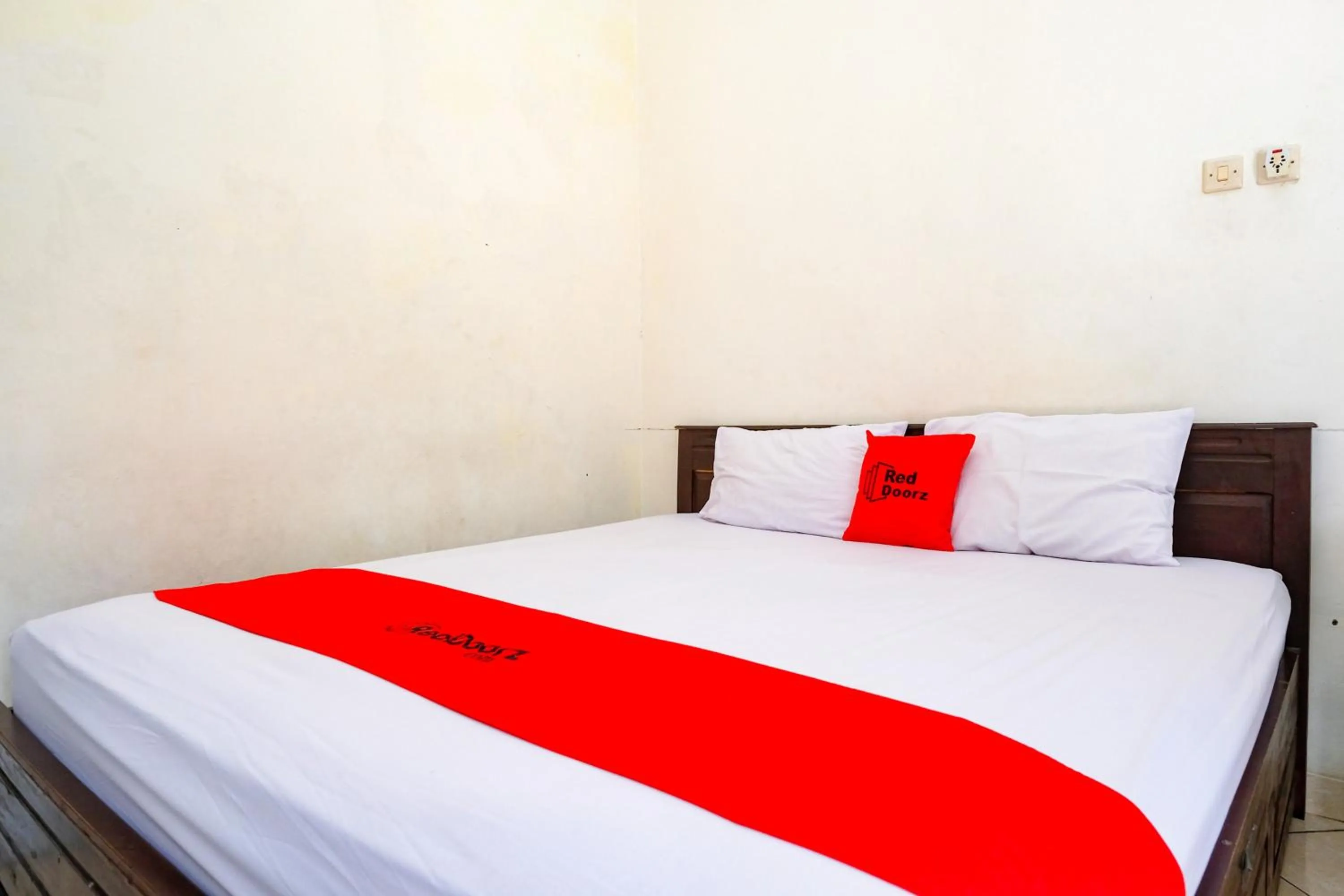 Bedroom, Bed in RedDoorz Syariah near Alun Alun Kebumen