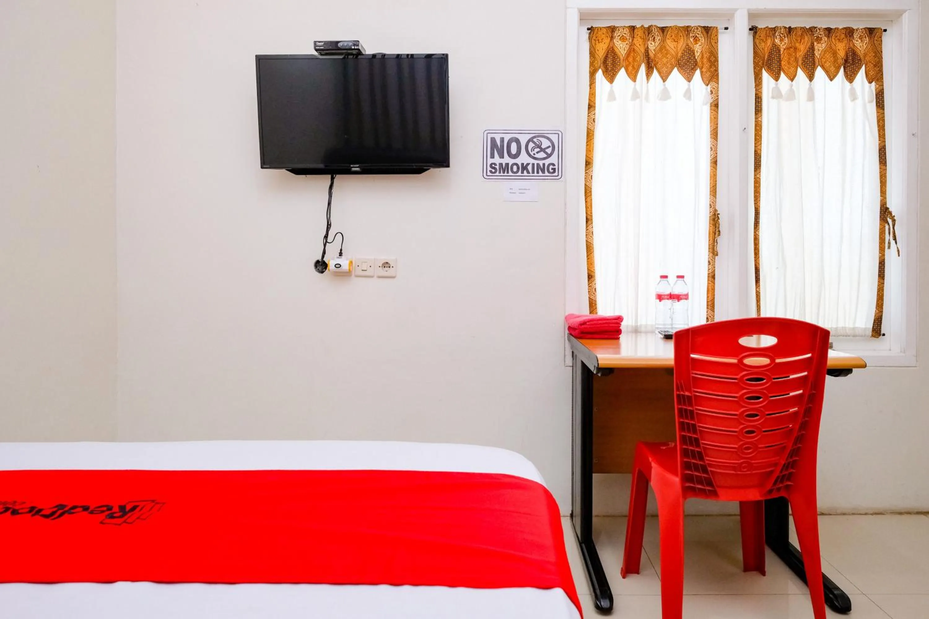 Bedroom, Bed in RedDoorz Syariah near Alun Alun Kebumen