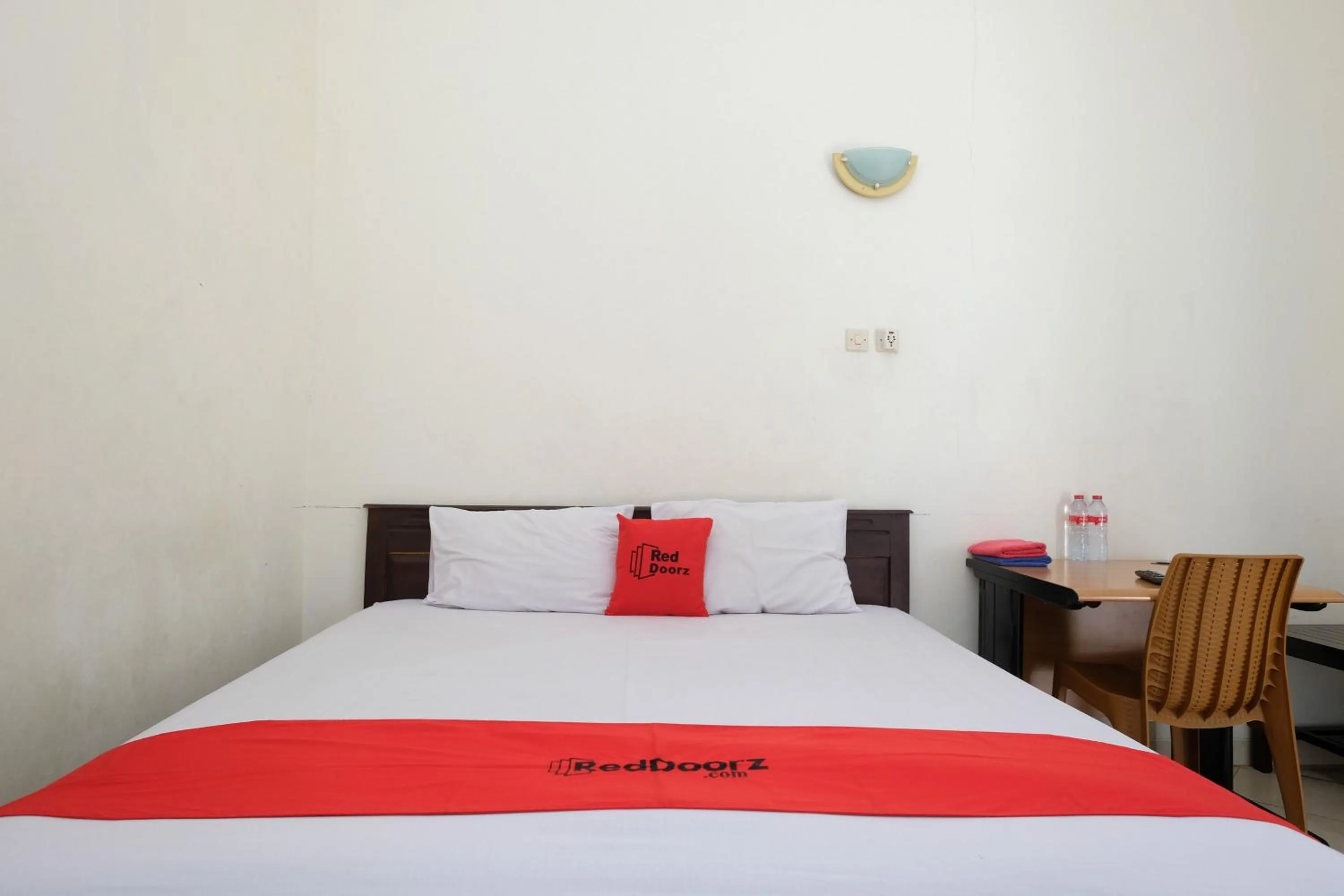 Bedroom, Bed in RedDoorz Syariah near Alun Alun Kebumen