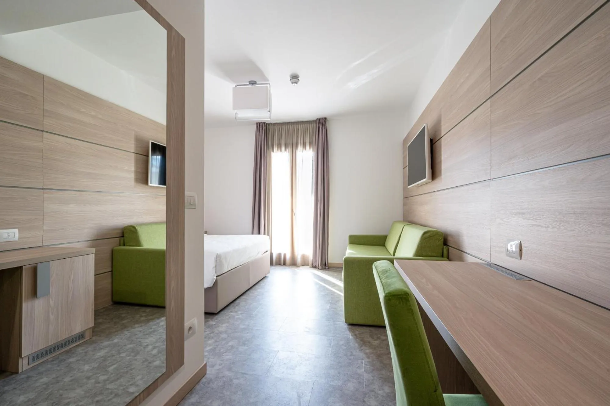 View (from property/room), Bed in HOTEL TRILAGO