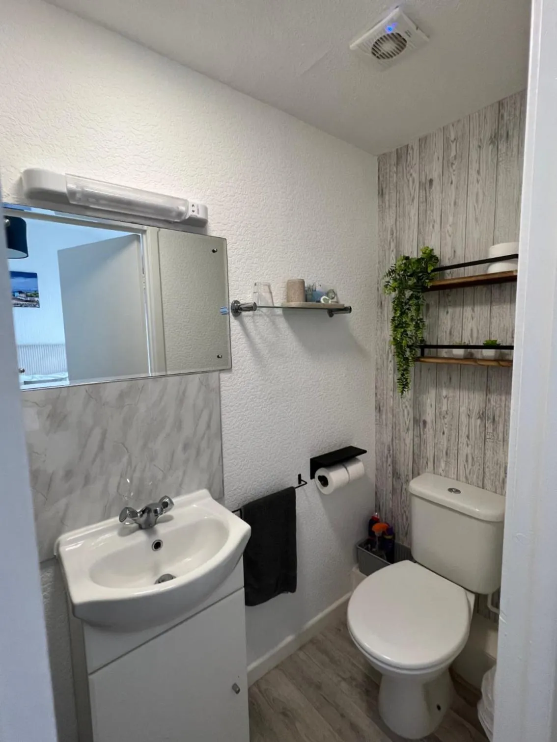 Bathroom in Lindholme Guest House