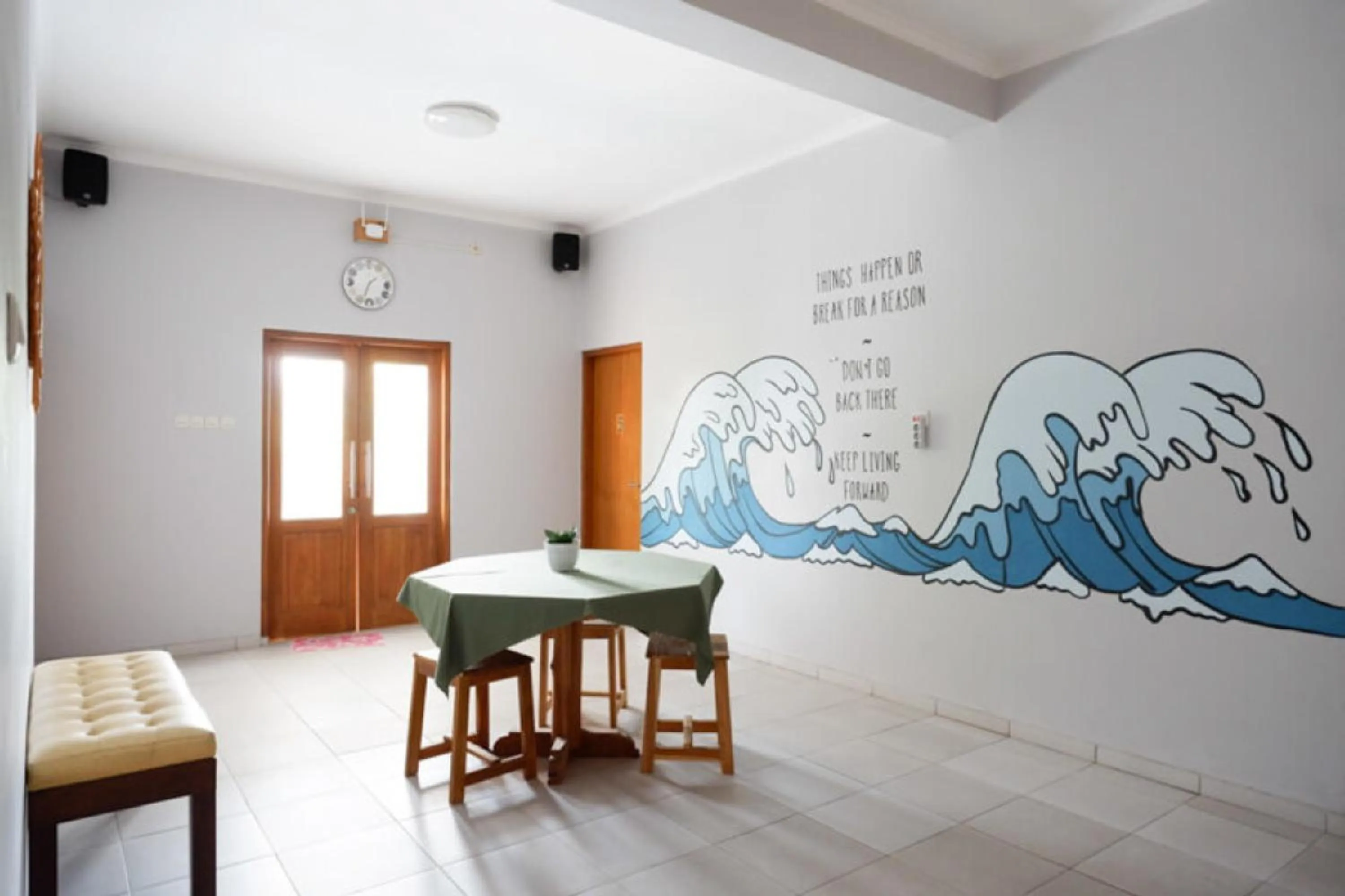 Dining area in RedDoorz Syariah near Kawasan Sam Poo Kong 2