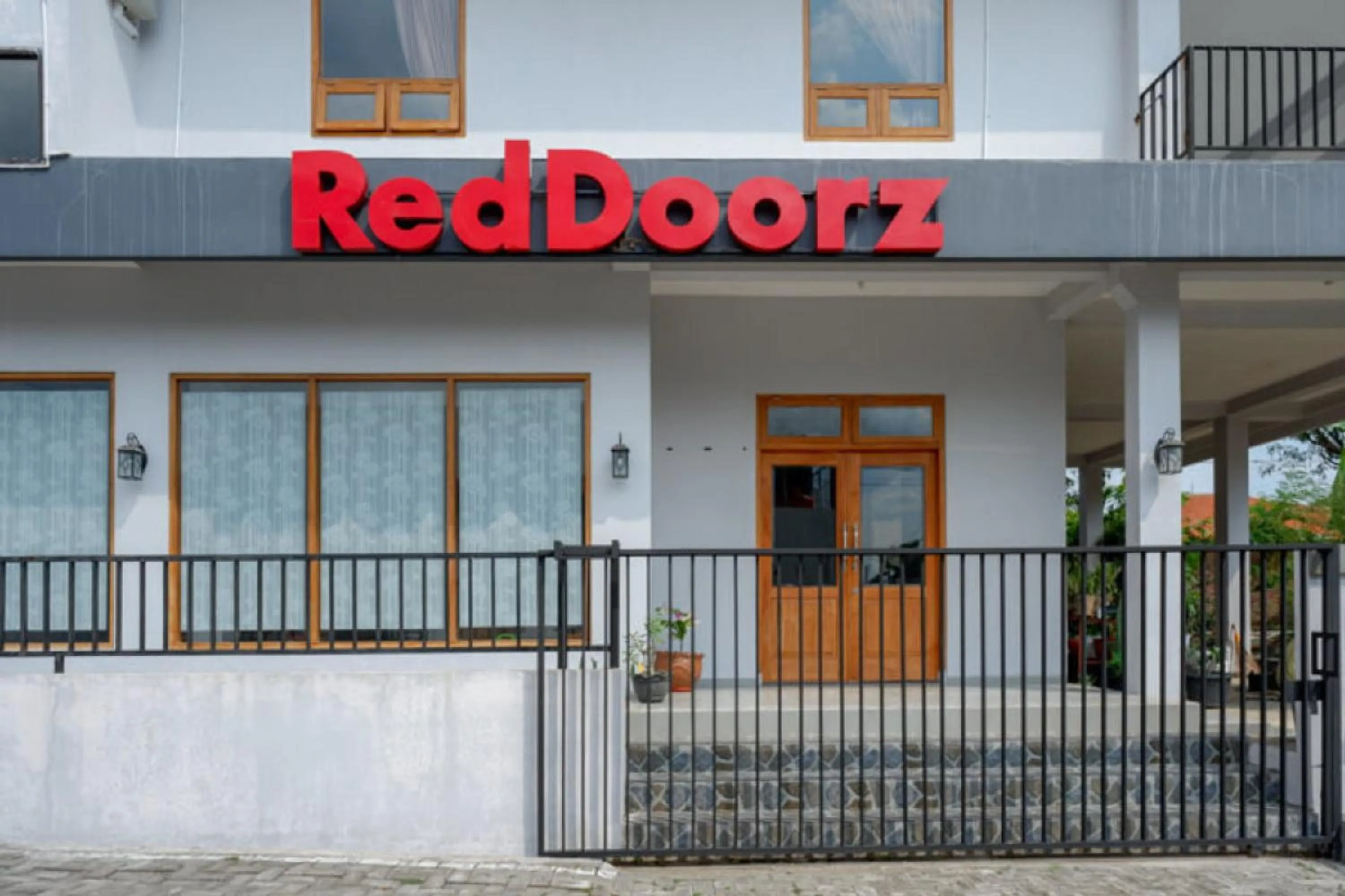 Facade/entrance in RedDoorz Syariah near Kawasan Sam Poo Kong 2