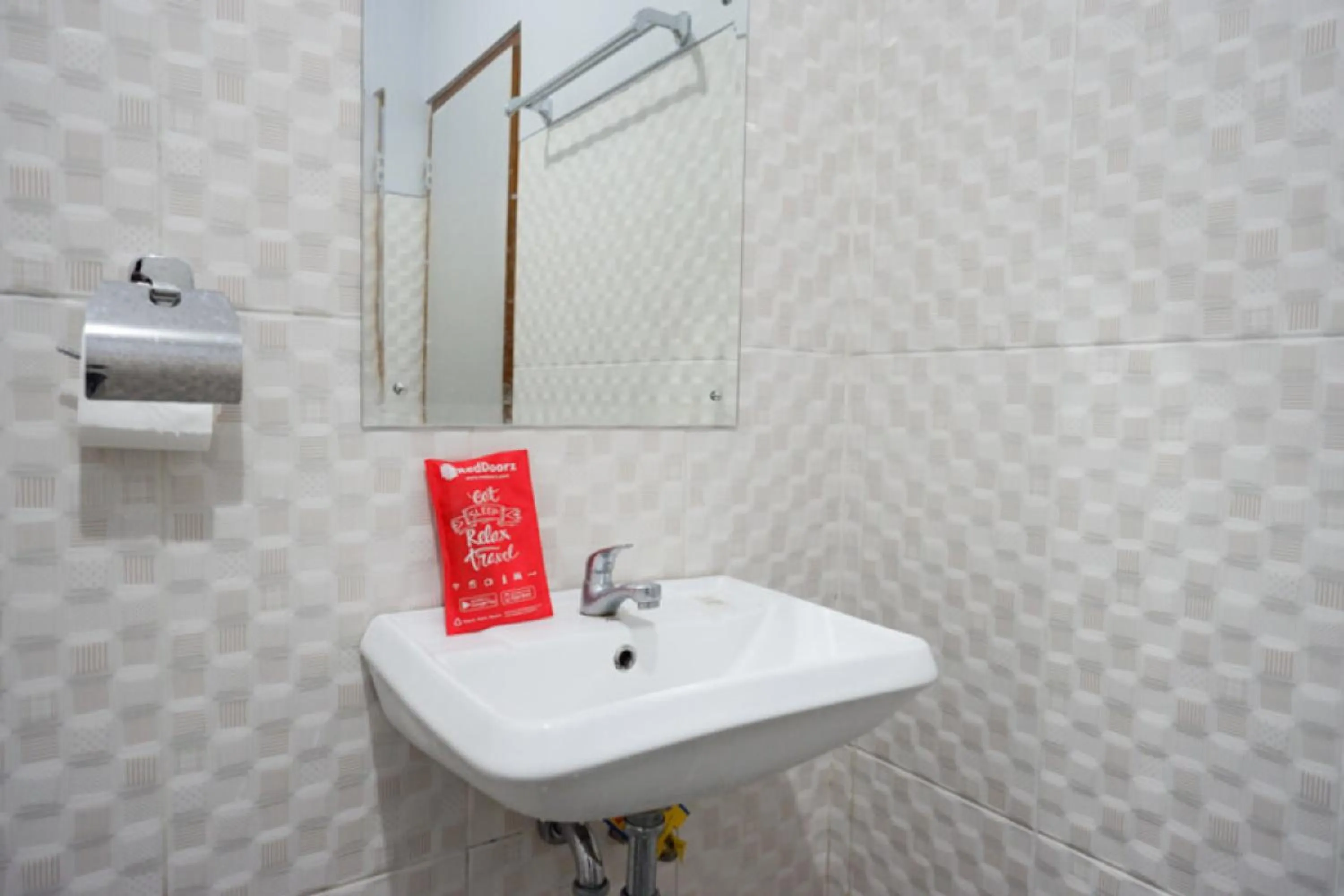 Bathroom in RedDoorz Syariah near Kawasan Sam Poo Kong 2